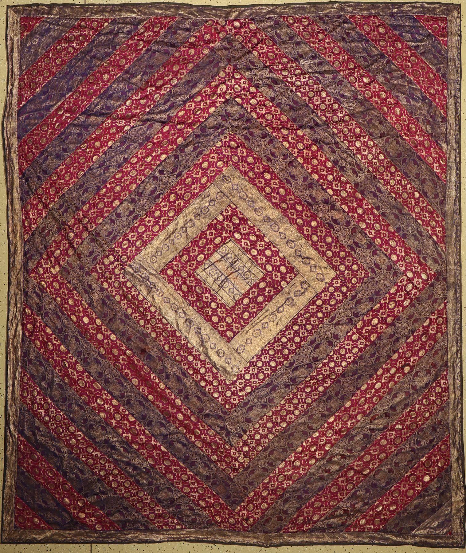 Flügel-Decke, wohl Frankreich, um 1950, Seiden und Metallstickerei, ca. 270 x 227 cm, EHZ:(mehrere kleine Risse)