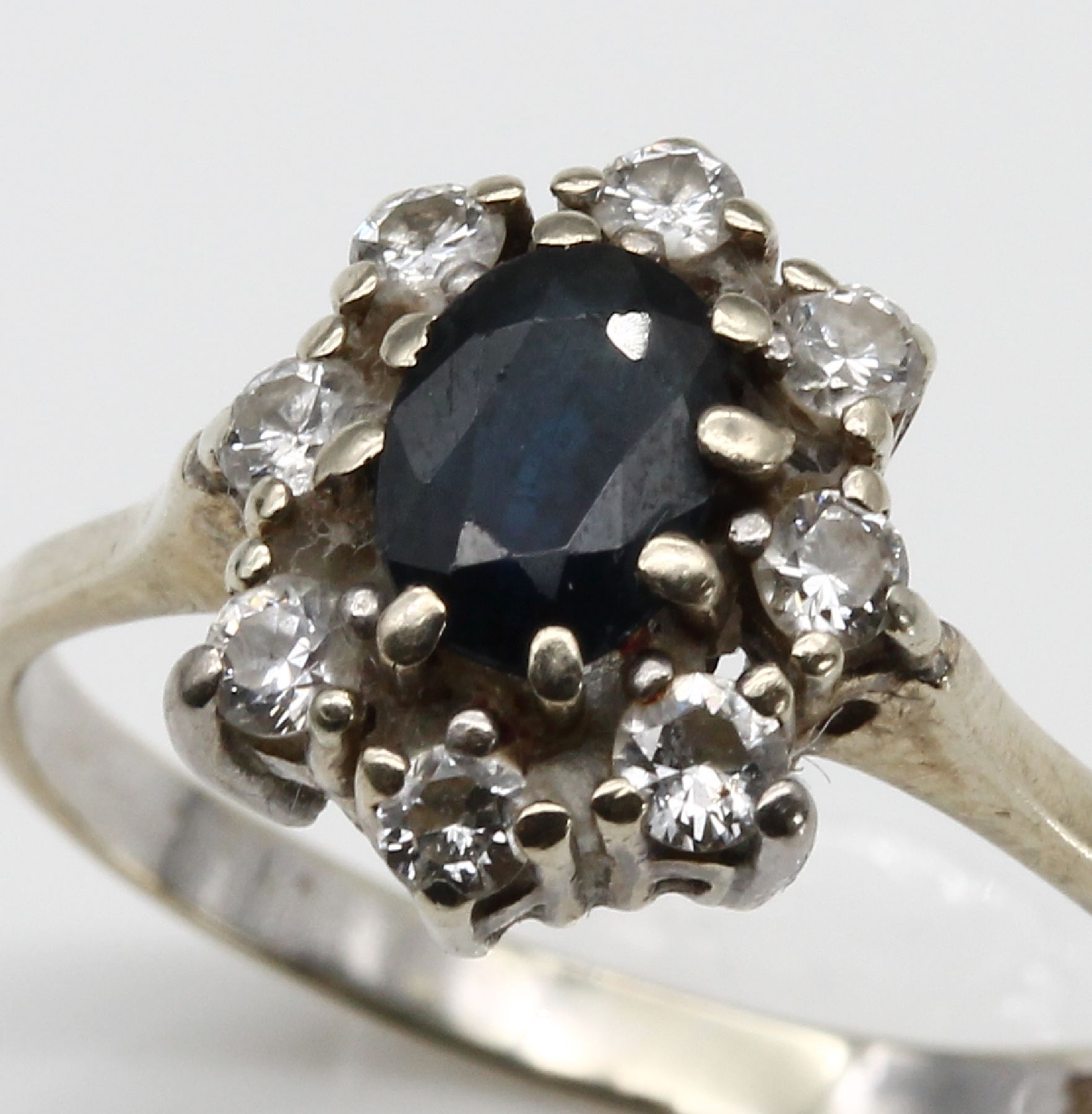 Detail a: 14 kt Gold Saphir-Diamant-Ring, WG 585/000,ovalfacett. Saphir ca. 1.0 ct, 7 Brillanten zus. ca. 0.35 ct Weiß/si und 1 Glasstein, total ca. 2.5 g, ...