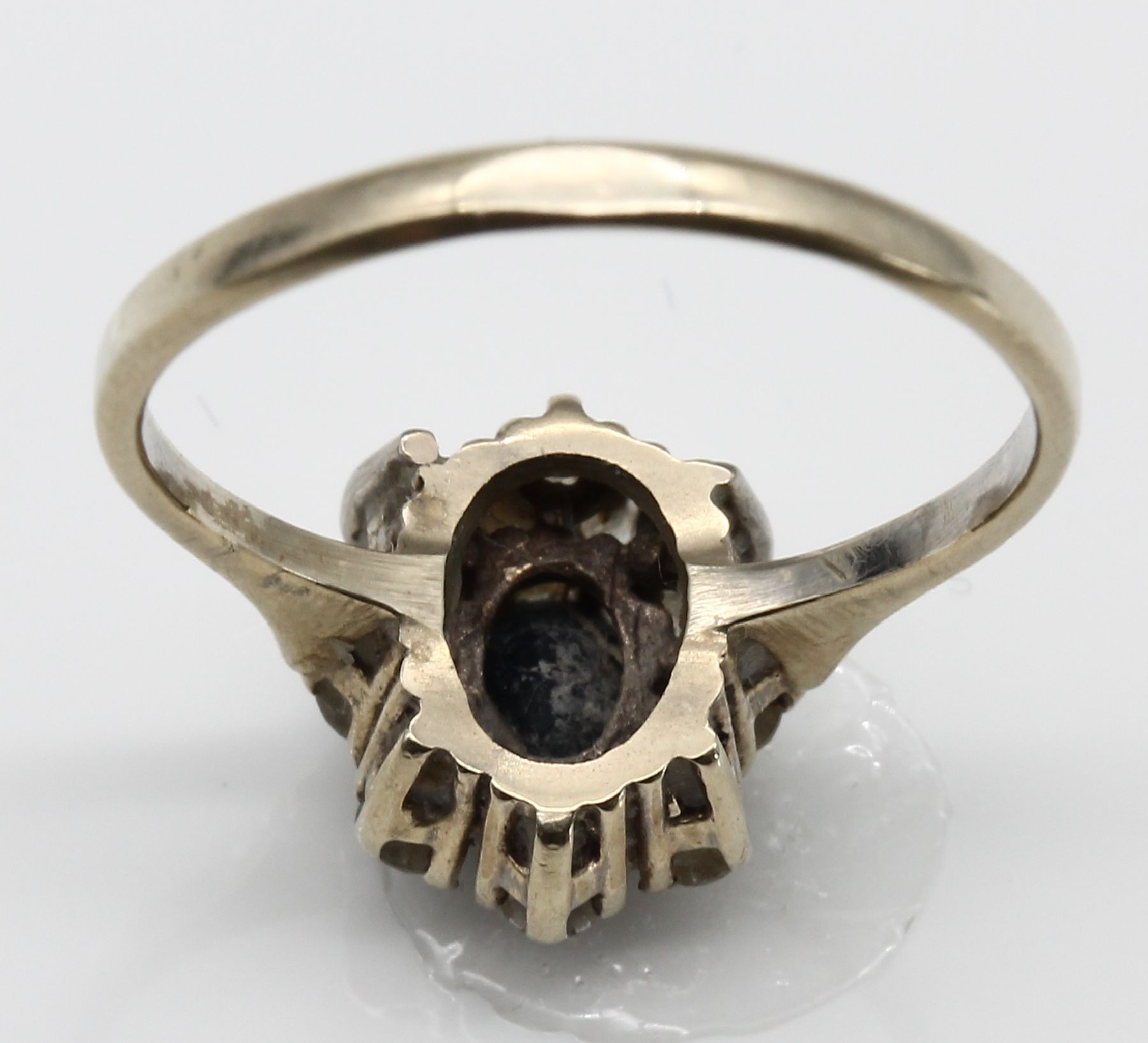 Detail b: 14 kt Gold Saphir-Diamant-Ring, WG 585/000,ovalfacett. Saphir ca. 1.0 ct, 7 Brillanten zus. ca. 0.35 ct Weiß/si und 1 Glasstein, total ca. 2.5 g, ...
