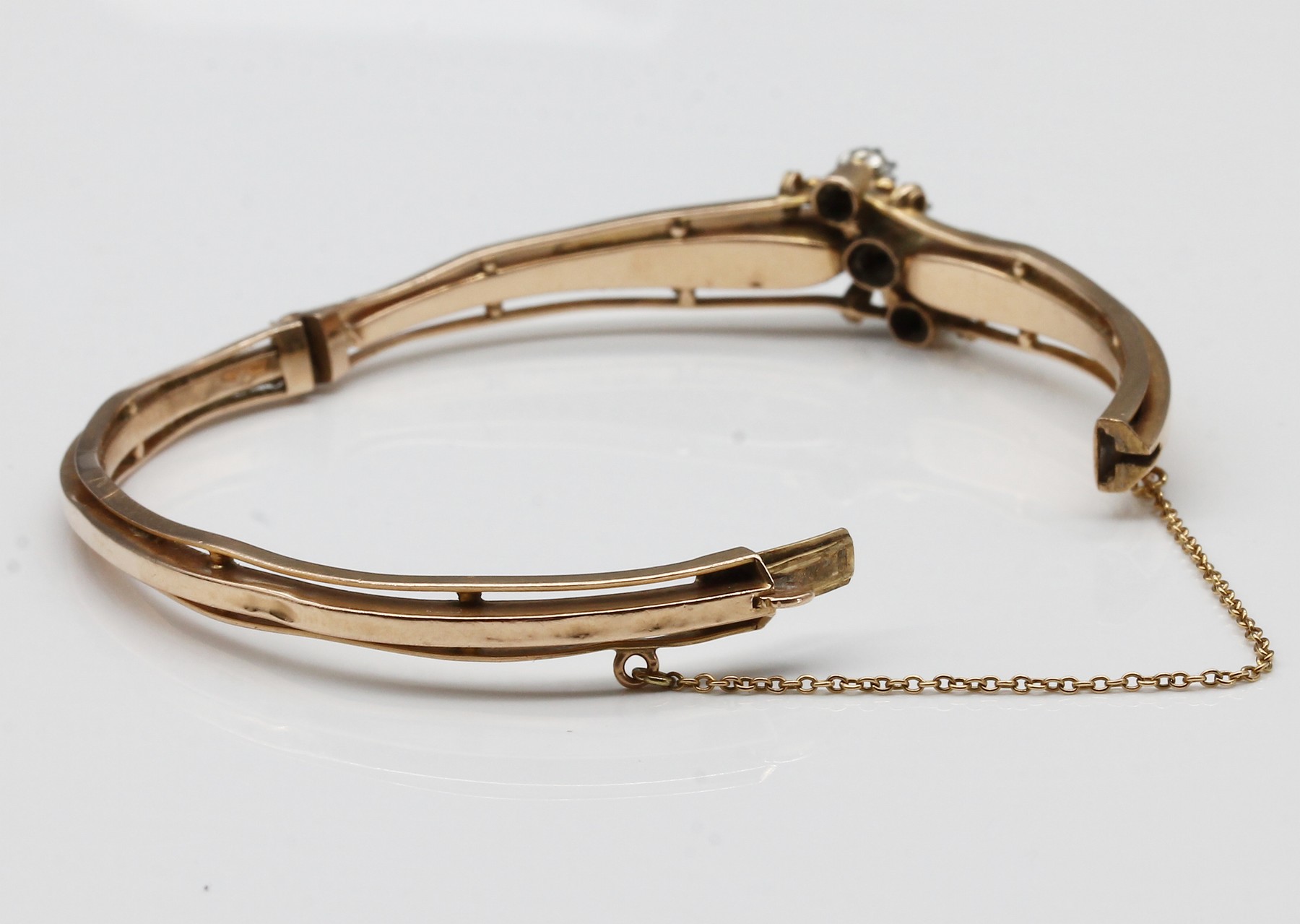 Detail a: 14 kt Gold Diamant-Armreif, RG 585/000, um 1900, 3 Altschliff-Diamanten zus. ca. 0.25 ct Weiß/p, total ca. 10.9 g, Klappscharnier, ...