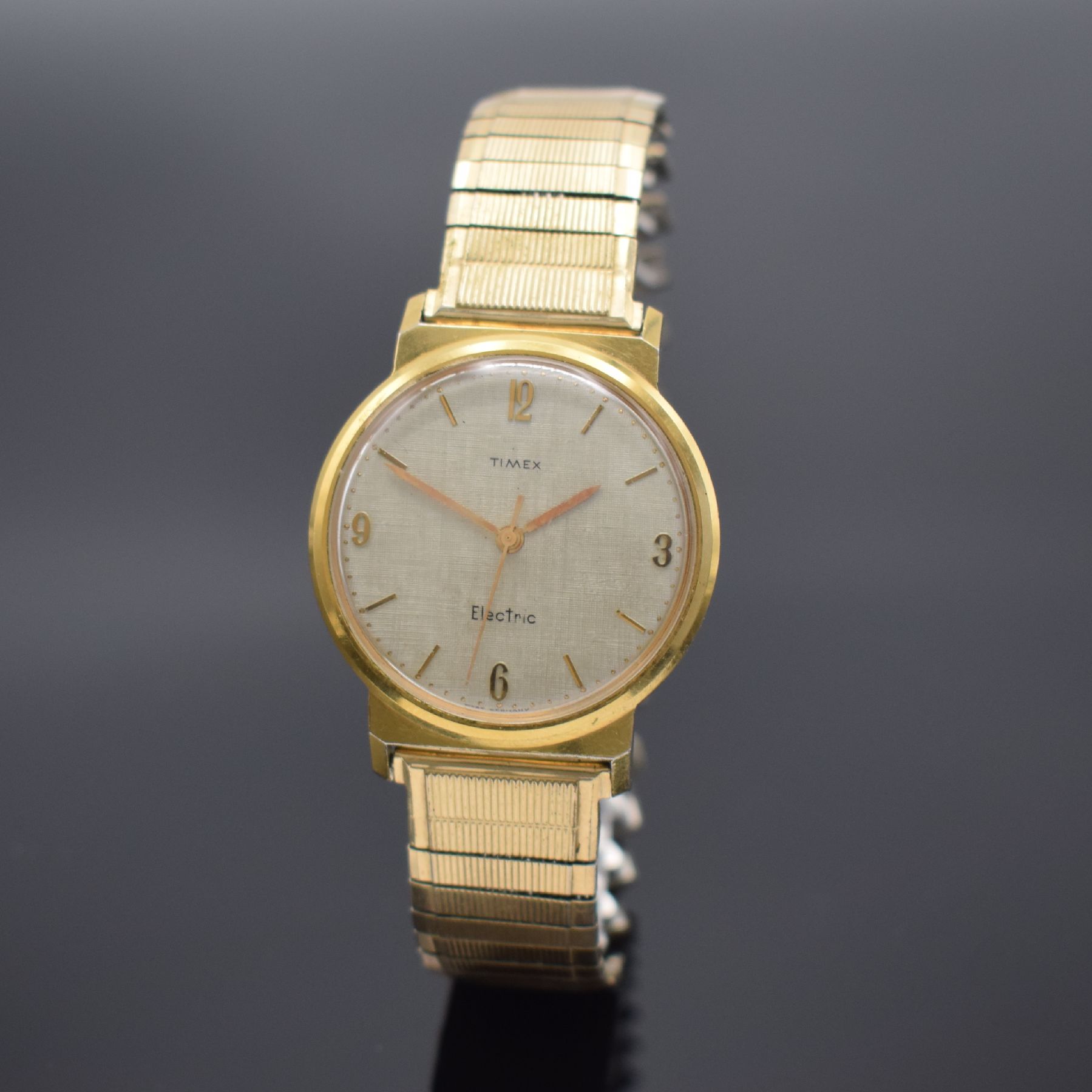 TIMEX Electric Herrenarmbanduhr mit springender Sekunde, original Etui & Beschreibung, Deutschland/USA um 1965, verg. Geh., Zeigerstellung über ...