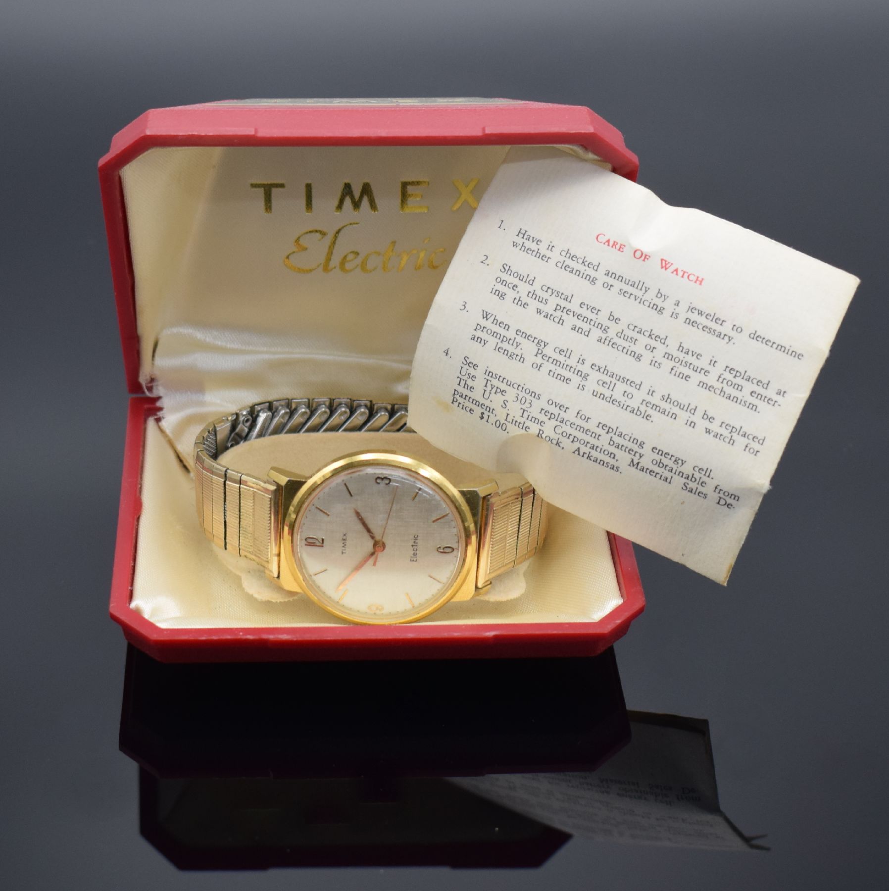 Detail d: TIMEX Electric Herrenarmbanduhr mit springender Sekunde, original Etui & Beschreibung, Deutschland/USA um 1965, verg. Geh., Zeigerstellung über ...