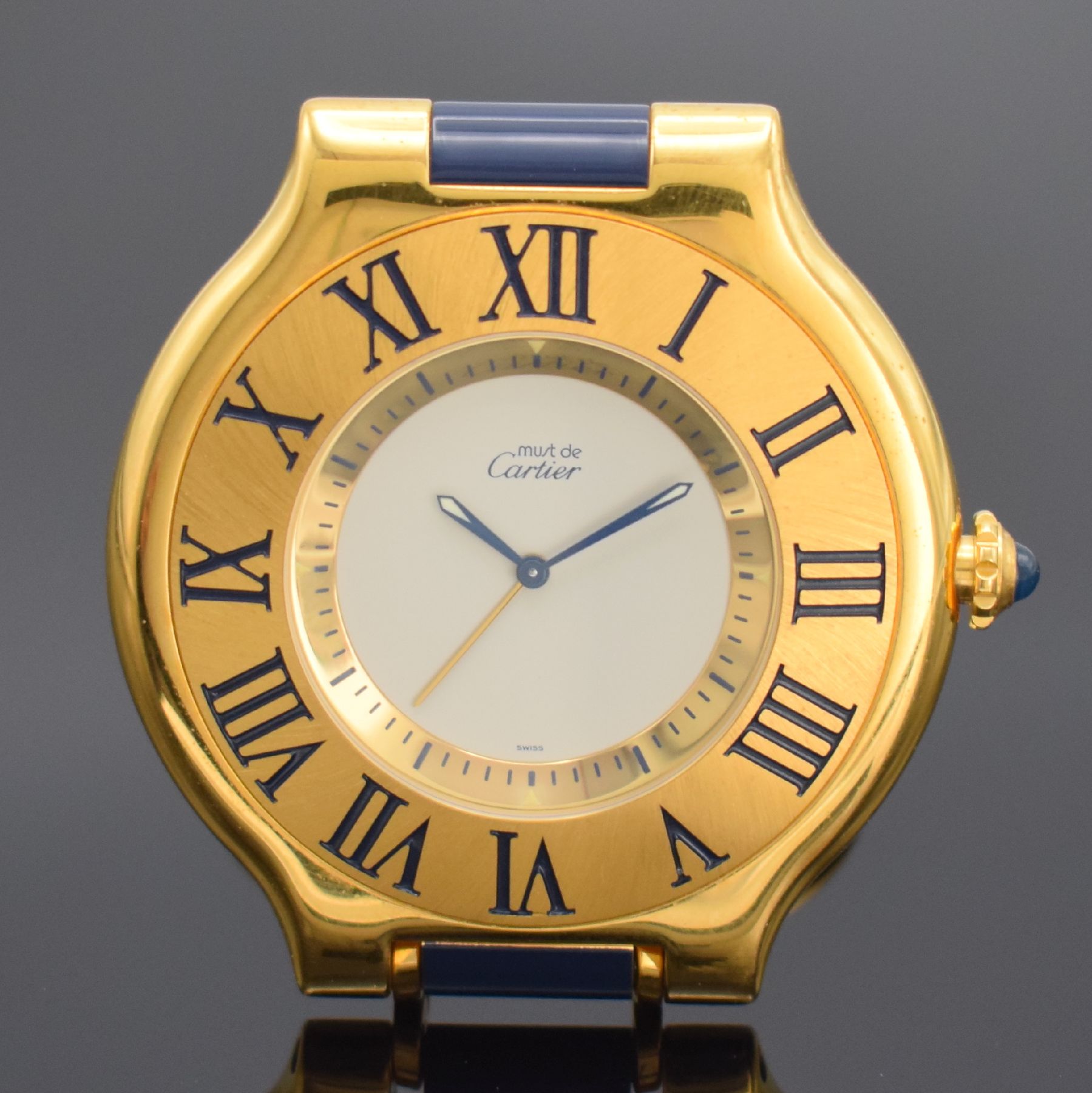 Detail a: CARTIER Tischwecker aus der Serie Linie 21, Schweiz um 1995, quarz, ref. 6604, verg., aufstellbares Gehäuse, Boden verschr., Lünette m. röm. ...
