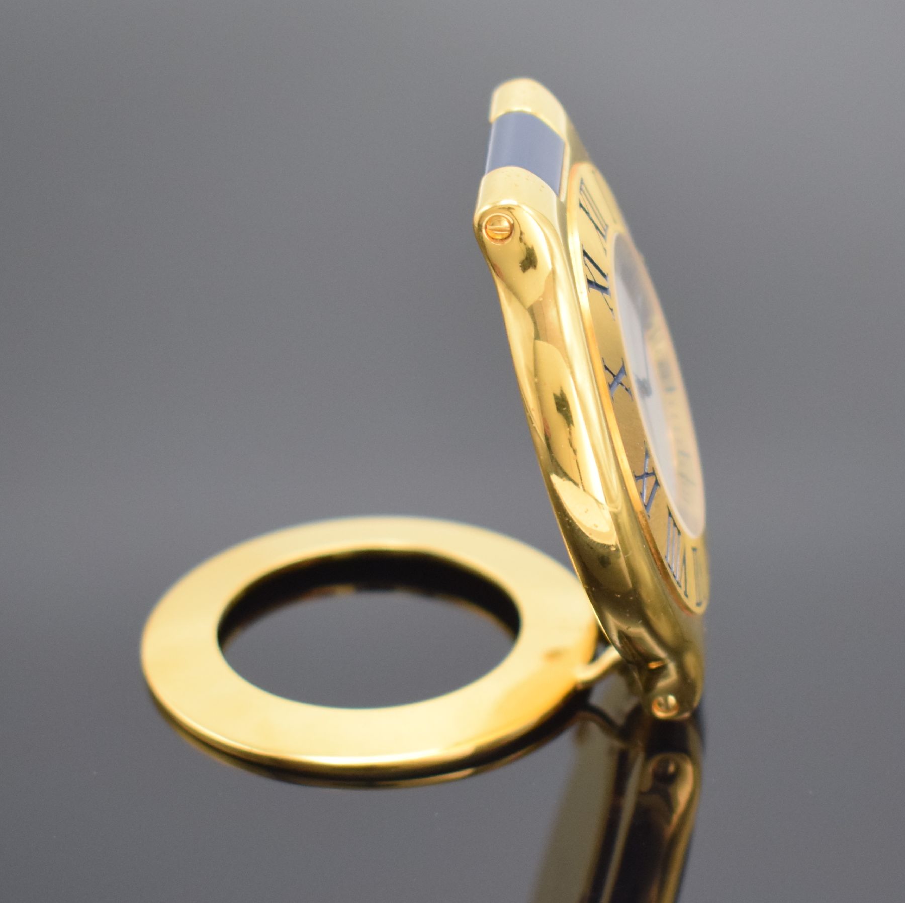 Detail b: CARTIER Tischwecker aus der Serie Linie 21, Schweiz um 1995, quarz, ref. 6604, verg., aufstellbares Gehäuse, Boden verschr., Lünette m. röm. ...
