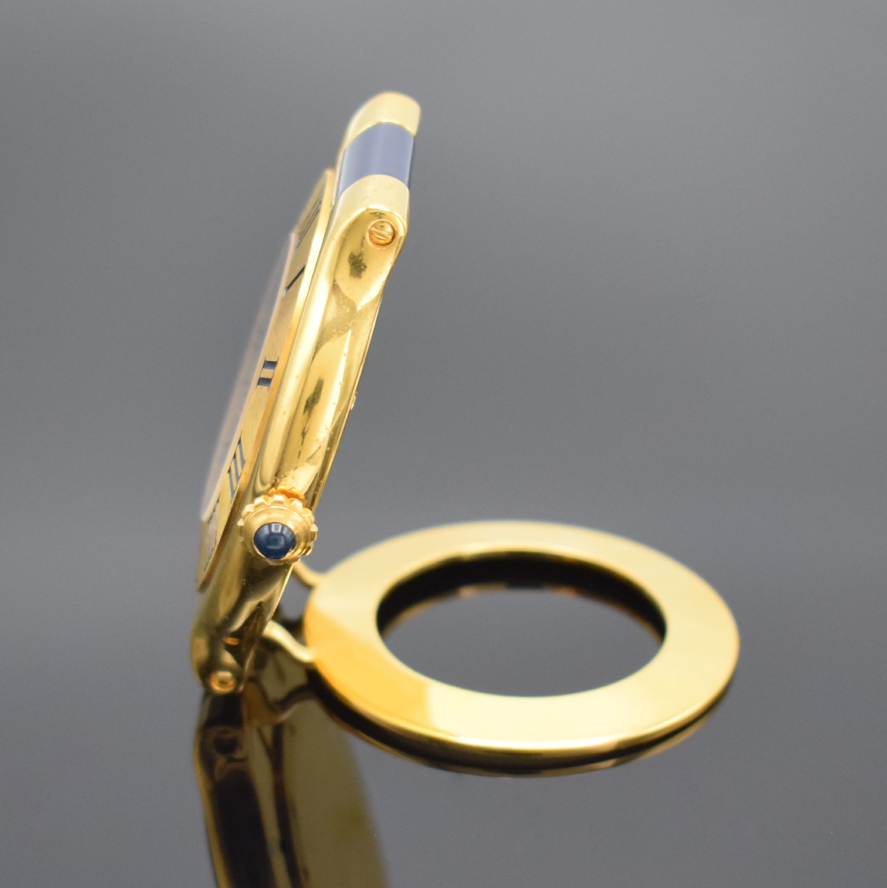 Detail d: CARTIER Tischwecker aus der Serie Linie 21, Schweiz um 1995, quarz, ref. 6604, verg., aufstellbares Gehäuse, Boden verschr., Lünette m. röm. ...