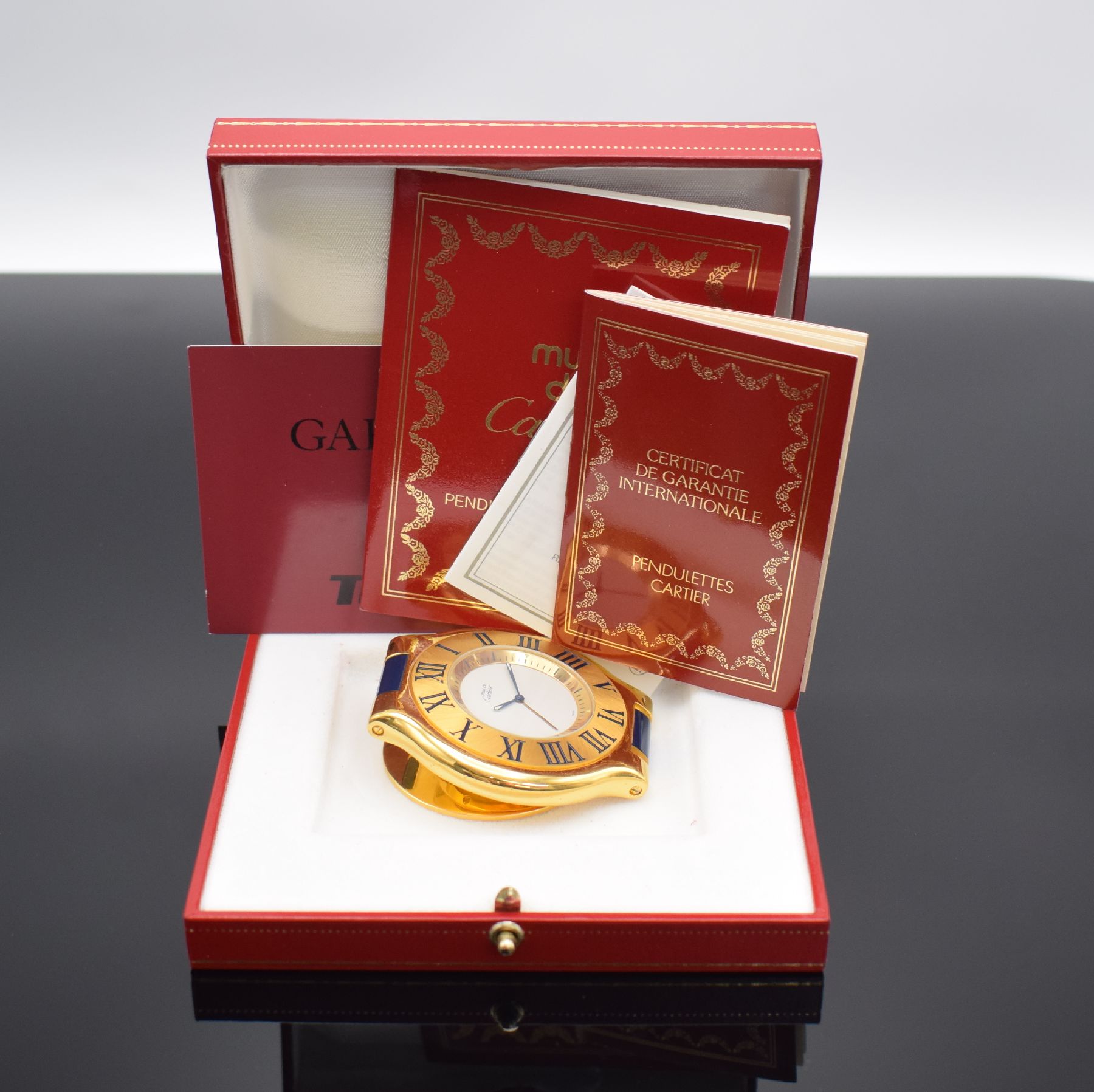 Detail e: CARTIER Tischwecker aus der Serie Linie 21, Schweiz um 1995, quarz, ref. 6604, verg., aufstellbares Gehäuse, Boden verschr., Lünette m. röm. ...