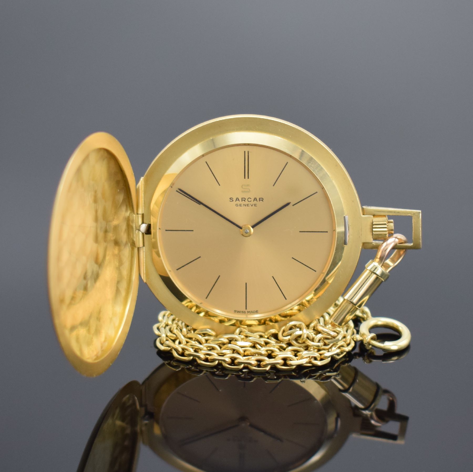 SARCAR Savonette Frackuhr in GG 750/000 an GG 585/000 Kette, Handaufzug, Schweiz um 1970, glattes, neuwertiges Geh., gold. Zifferbl., Anz. v. Std. & ...