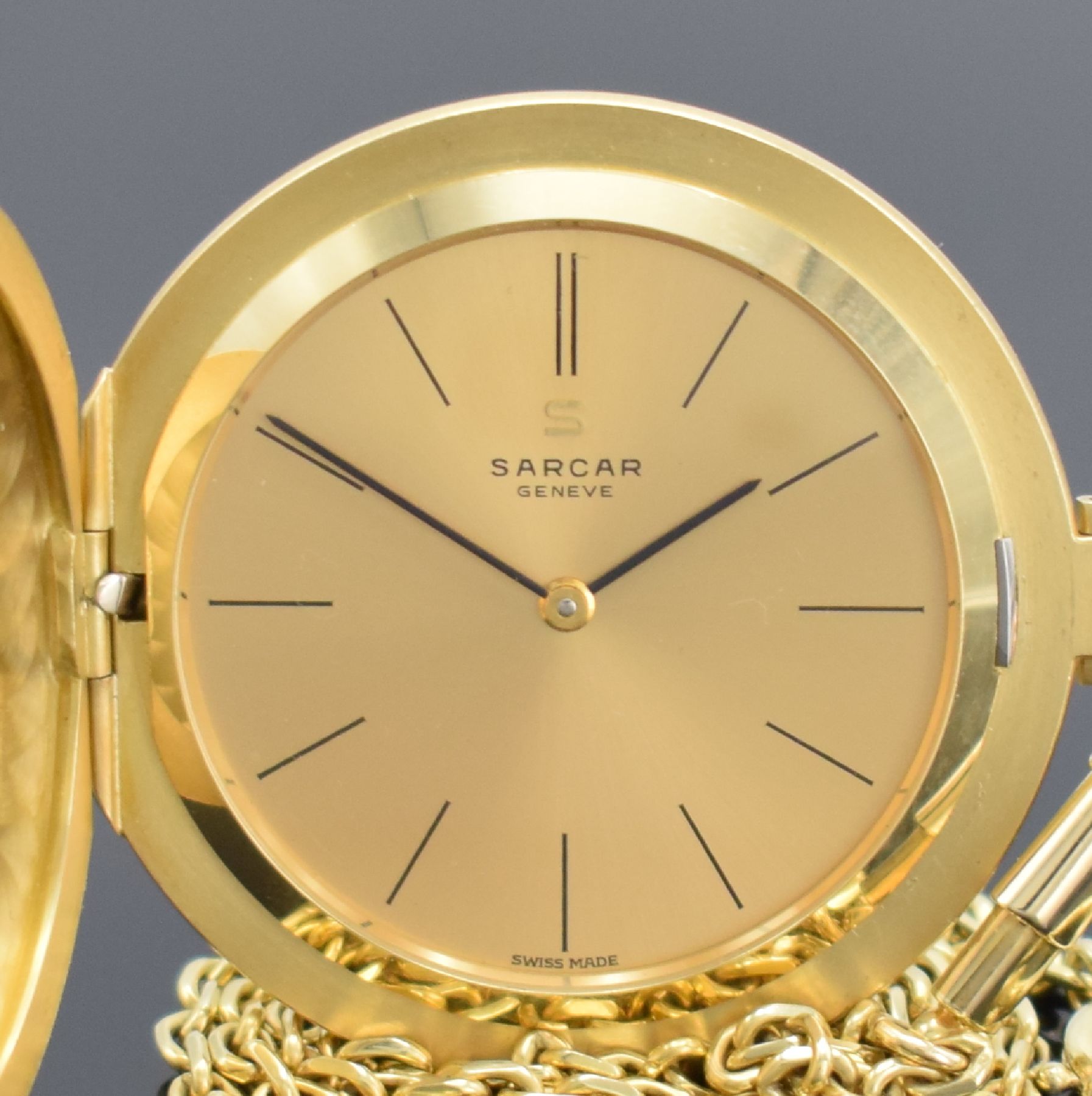 Detail a: SARCAR Savonette Frackuhr in GG 750/000 an GG 585/000 Kette, Handaufzug, Schweiz um 1970, glattes, neuwertiges Geh., gold. Zifferbl., Anz. v. Std. & ...