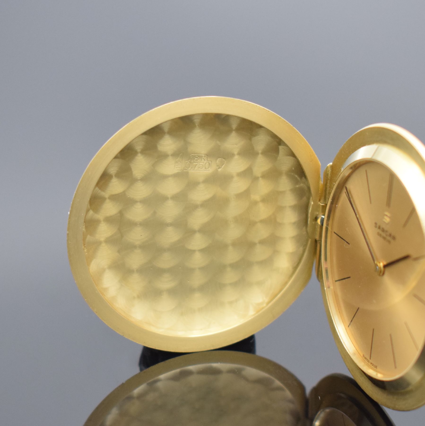 Detail b: SARCAR Savonette Frackuhr in GG 750/000 an GG 585/000 Kette, Handaufzug, Schweiz um 1970, glattes, neuwertiges Geh., gold. Zifferbl., Anz. v. Std. & ...