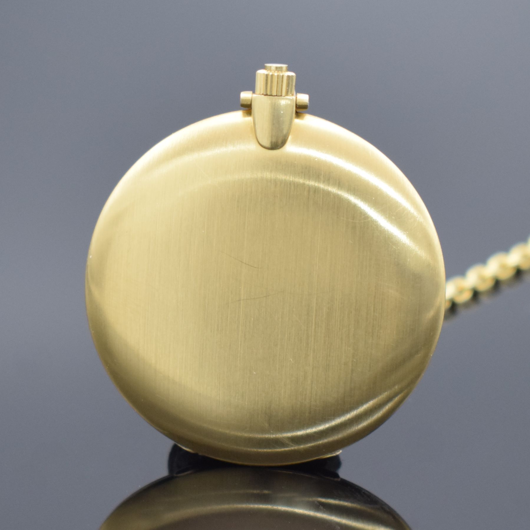 Detail d: SARCAR Savonette Frackuhr in GG 750/000 an GG 585/000 Kette, Handaufzug, Schweiz um 1970, glattes, neuwertiges Geh., gold. Zifferbl., Anz. v. Std. & ...