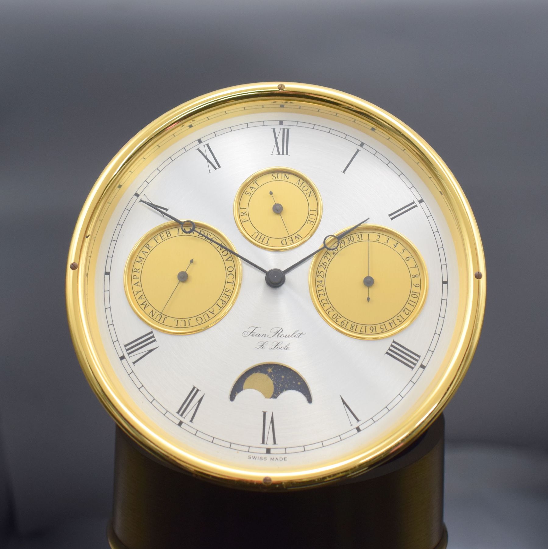 JEAN ROULET pultförmige Tischuhr mit Vollkalenderanzeige, quarz, zaponiertes Messinggeh., silb. Zifferbl. m. röm. Std. & gold. Hilfszifferbl., Anz. ...