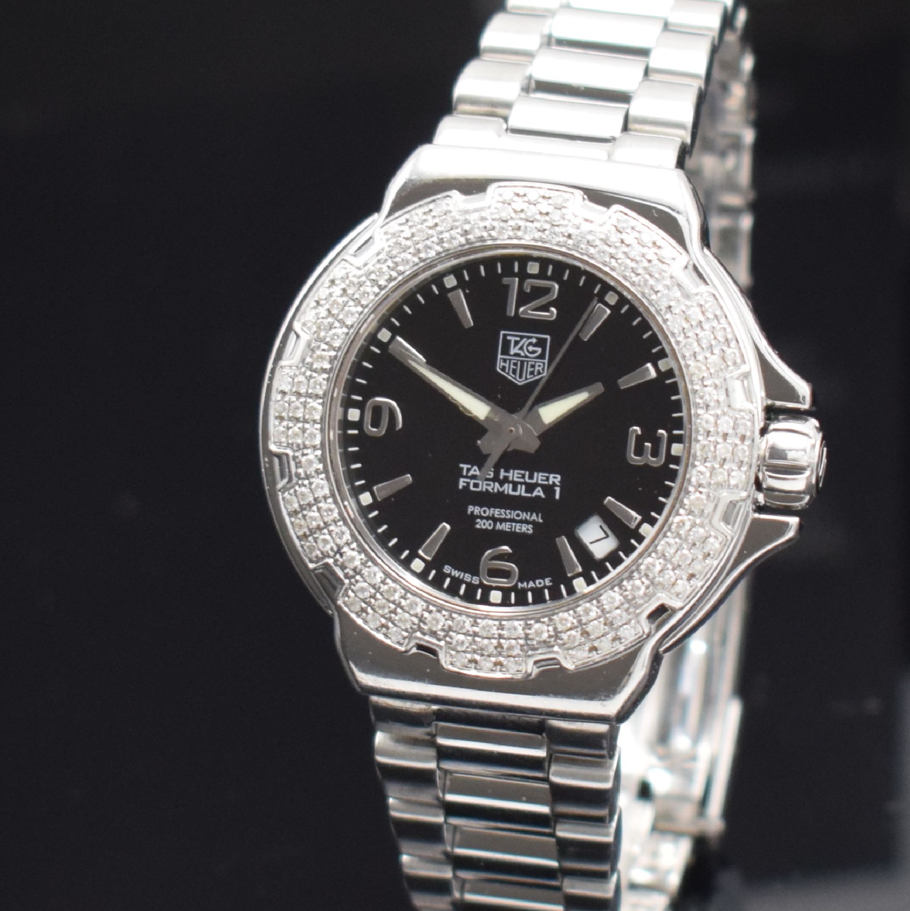 Detail d: TAG HEUER Formula 1 Damenarmbanduhr mit Brillantlünette Referenz WAC1214-0, quarz, Edelstahlgeh. inkl. Gliederband m. Faltschl. & ...