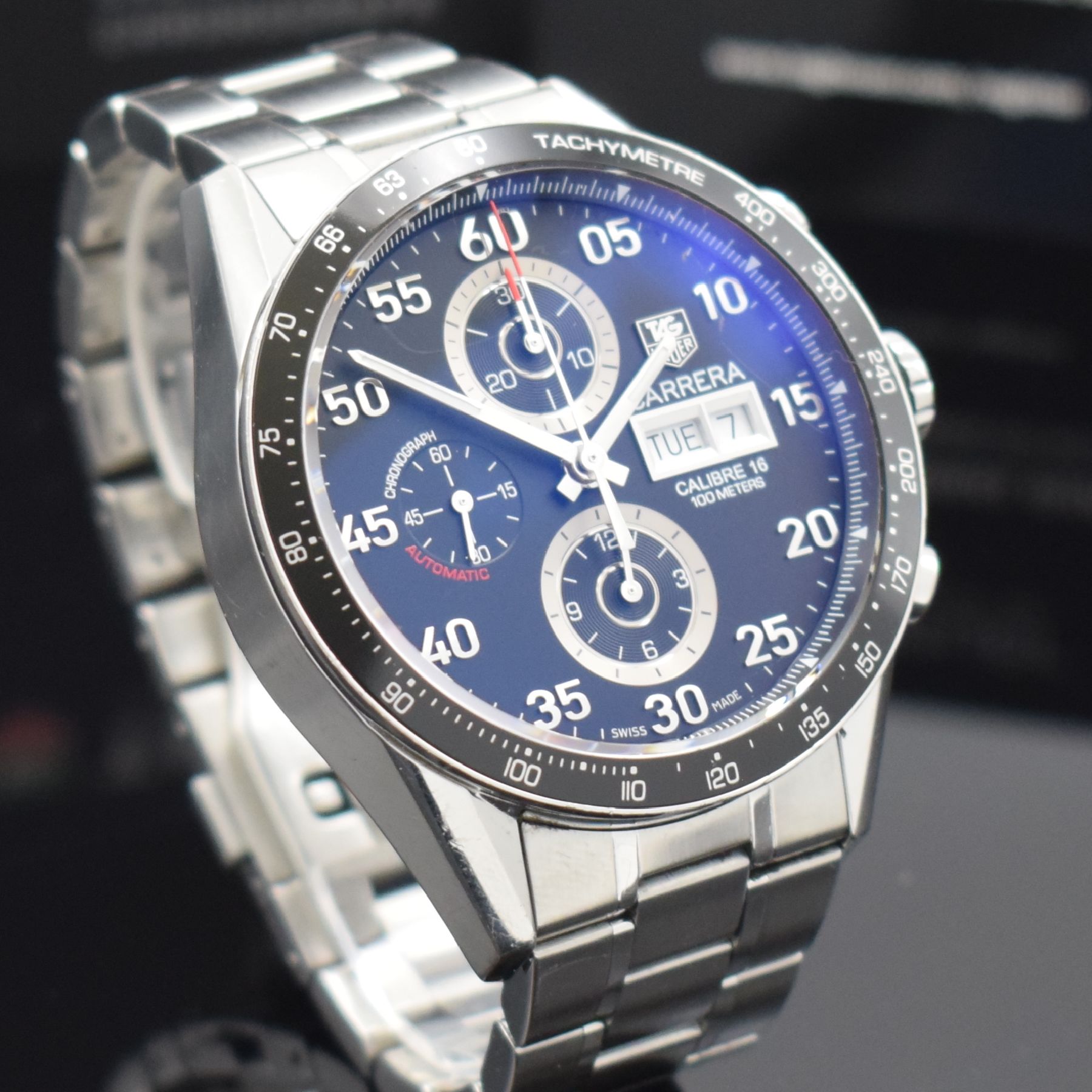 Detail c: TAG HEUER Carrera Armbandchronograph Calibre 16 Referenz CV2A10, Automatik, Edelstahlgeh. inkl. Gliederband m. Faltschl., beids. vergl., Boden ...