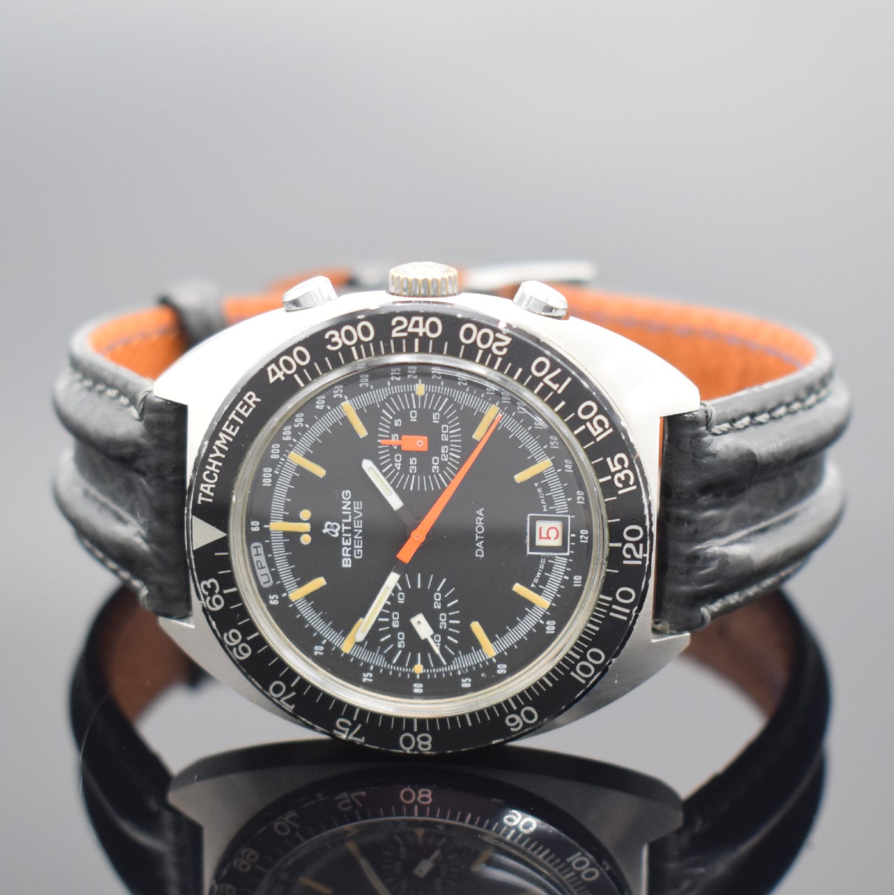 Detail b: BREITLING Datora Herrenarmbanduhr mit Chronograph in Stahl, Schweiz um 1973, Handaufzug, 2-teil. Geh., Boden aufgedr., neutr. Lederband m. orig. ...