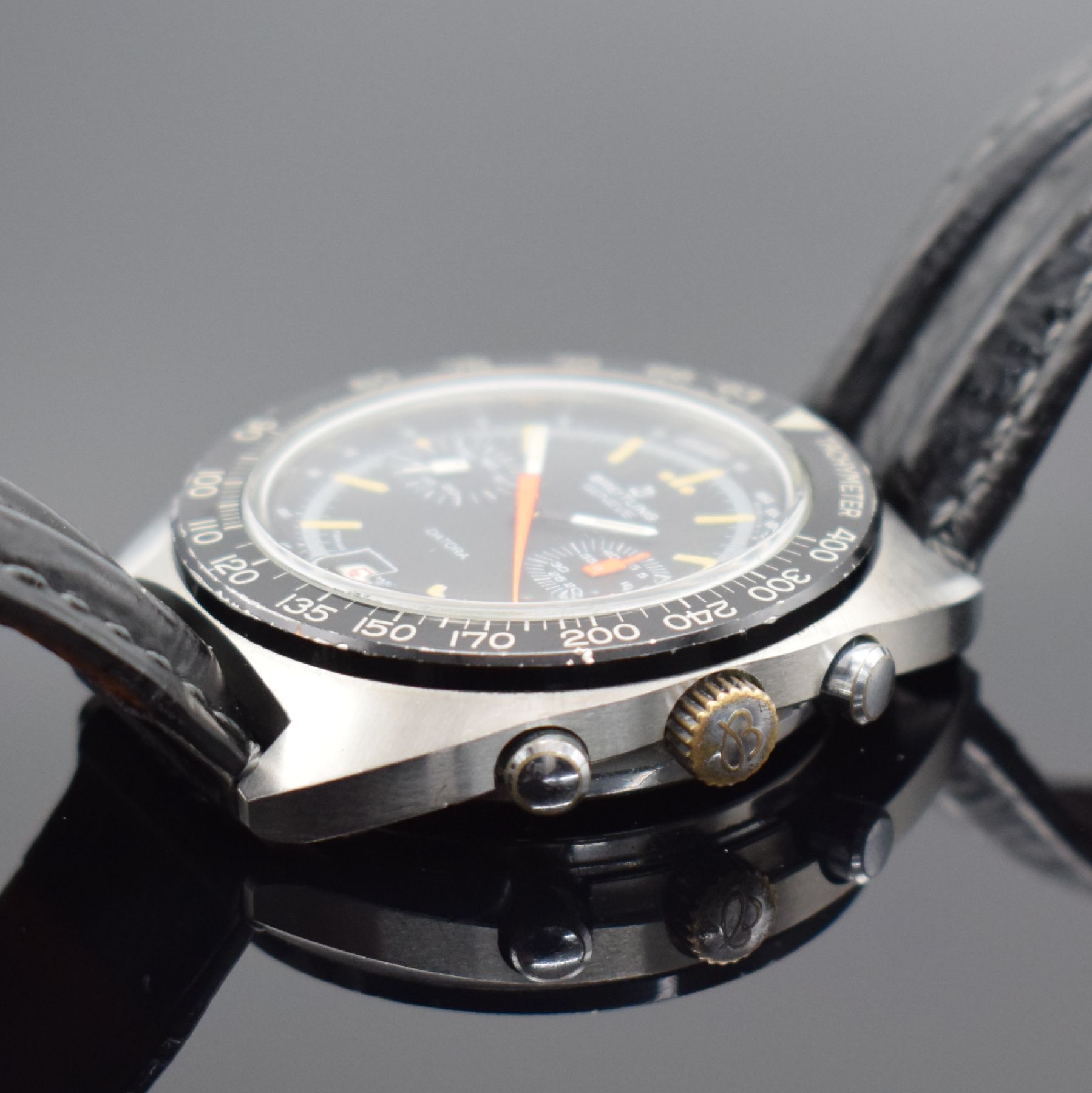 Detail d: BREITLING Datora Herrenarmbanduhr mit Chronograph in Stahl, Schweiz um 1973, Handaufzug, 2-teil. Geh., Boden aufgedr., neutr. Lederband m. orig. ...