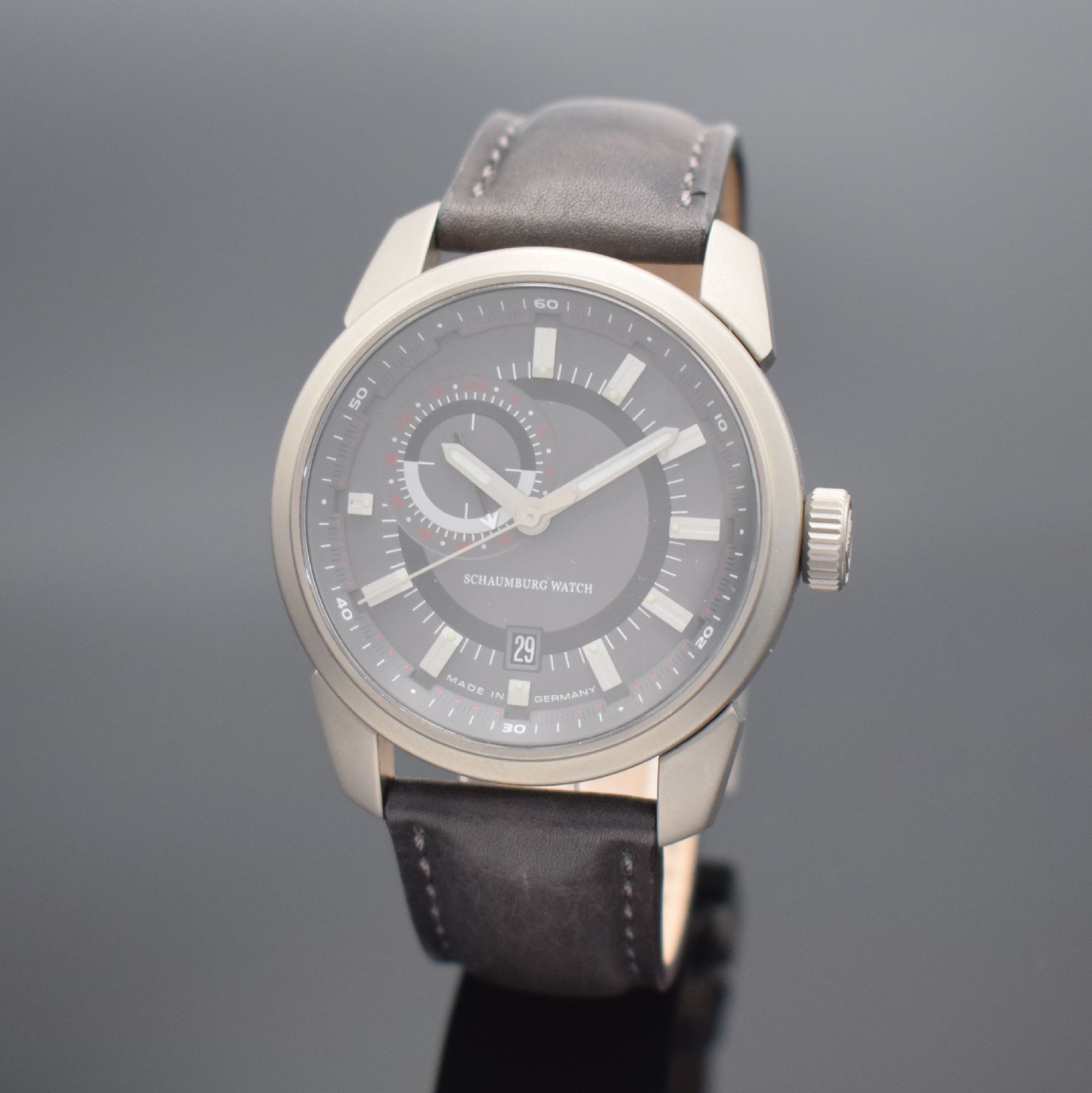 SCHAUMBURG WATCH AOM-Bullfrog Herrenarmbanduhr in Titan, Deutschland um 2015, Automatik, Boden & Krone verschr., Lederband m. orig. Dornschl., graues ...