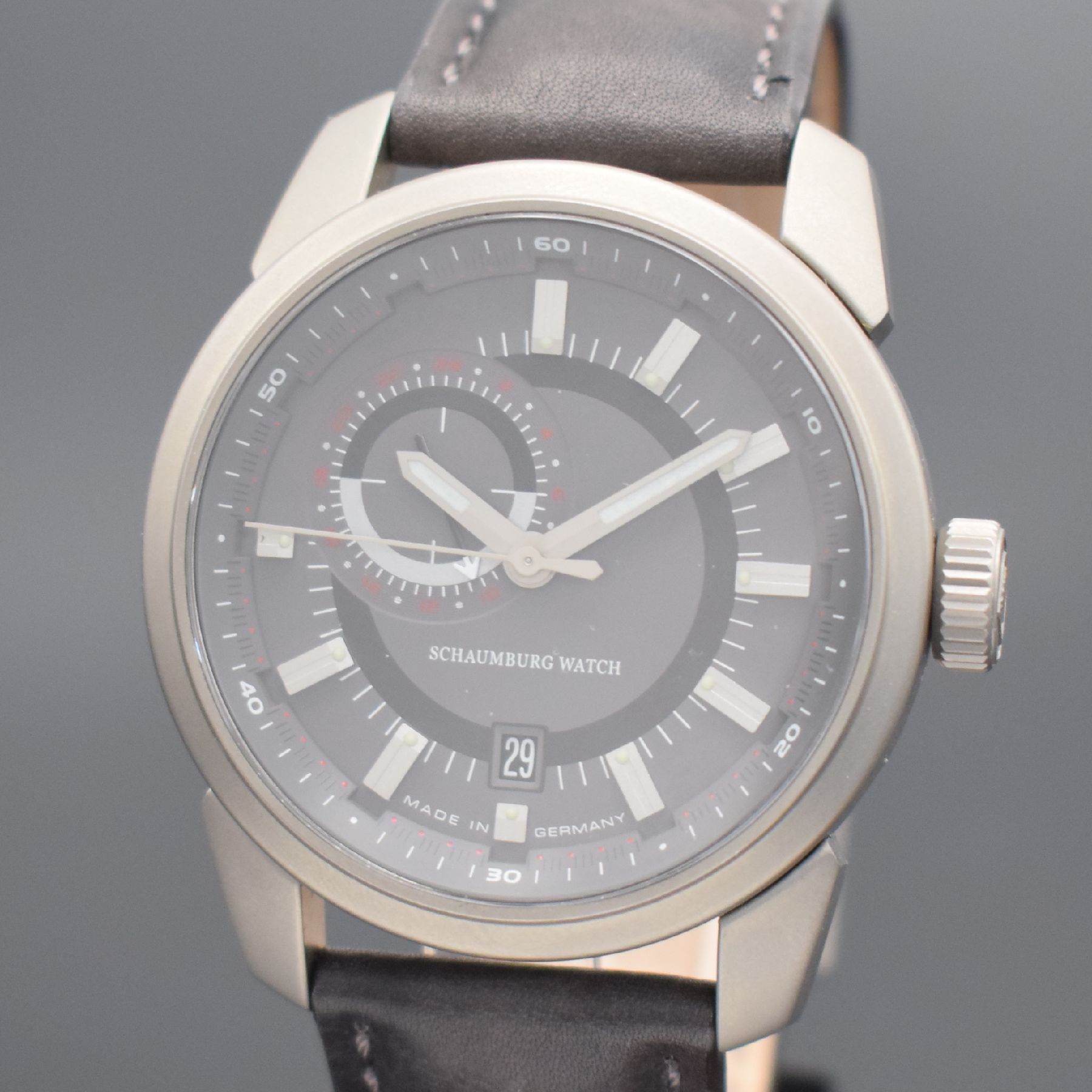 Detail a: SCHAUMBURG WATCH AOM-Bullfrog Herrenarmbanduhr in Titan, Deutschland um 2015, Automatik, Boden & Krone verschr., Lederband m. orig. Dornschl., graues ...