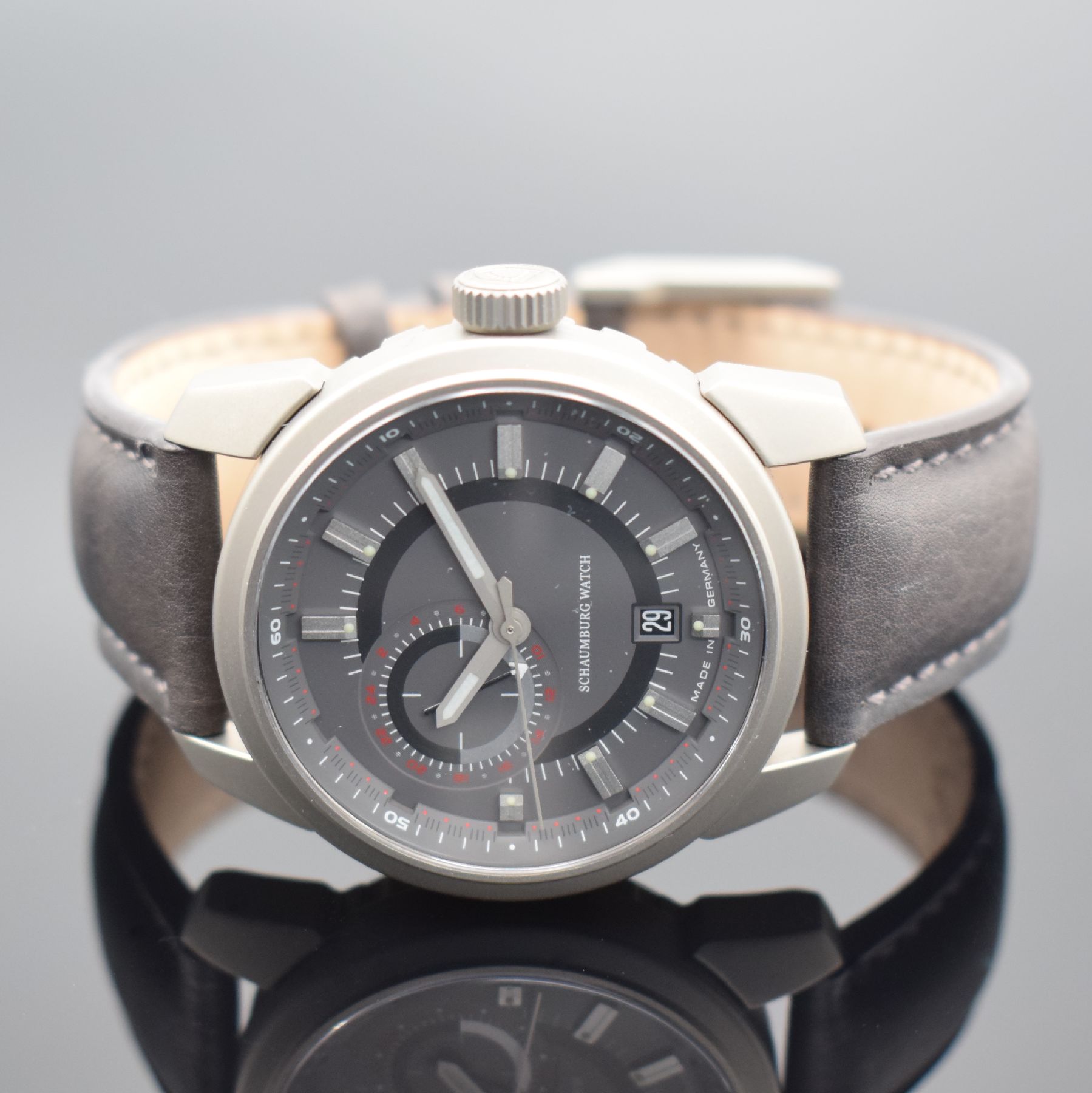 Detail b: SCHAUMBURG WATCH AOM-Bullfrog Herrenarmbanduhr in Titan, Deutschland um 2015, Automatik, Boden & Krone verschr., Lederband m. orig. Dornschl., graues ...
