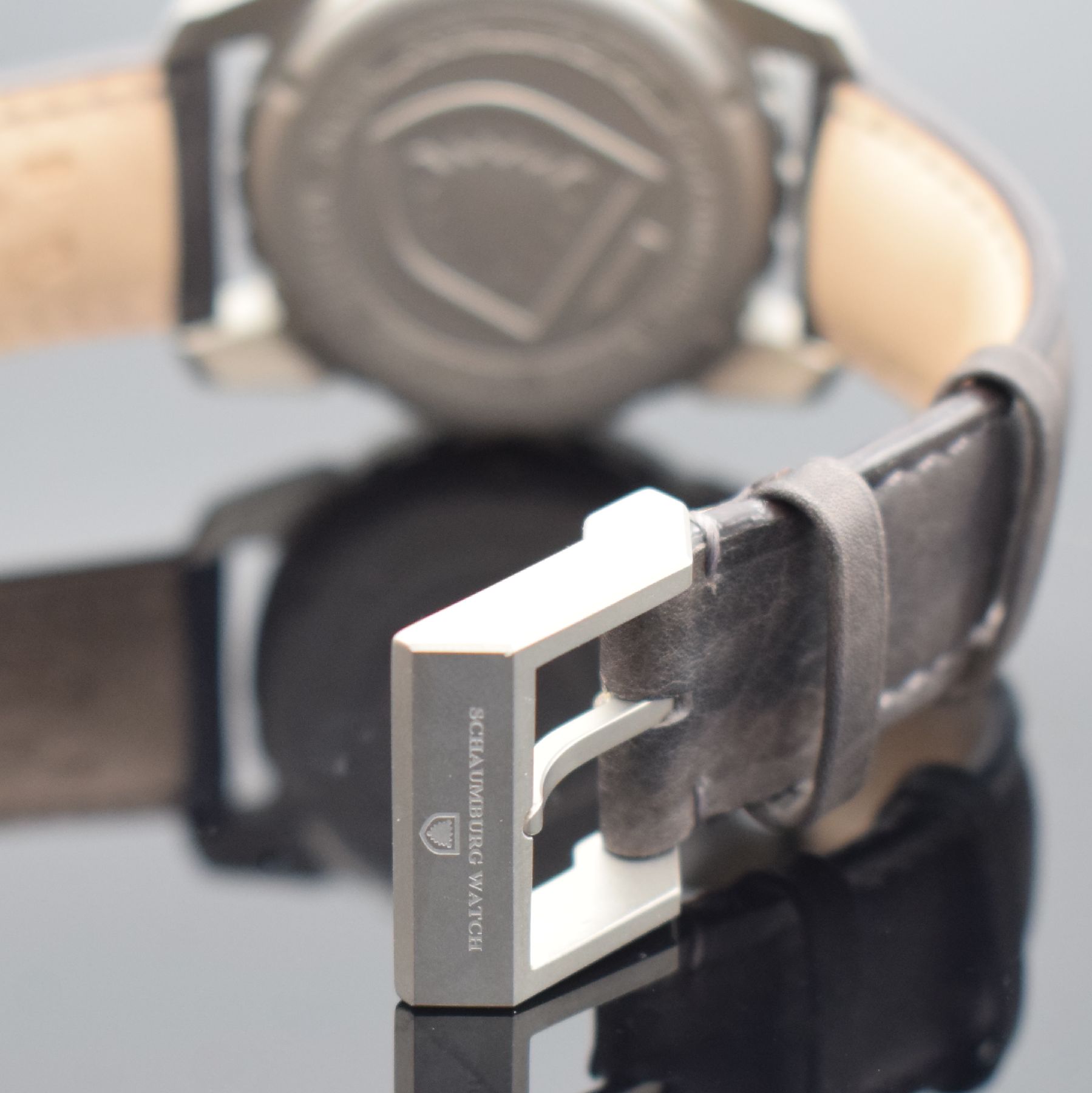 Detail c: SCHAUMBURG WATCH AOM-Bullfrog Herrenarmbanduhr in Titan, Deutschland um 2015, Automatik, Boden & Krone verschr., Lederband m. orig. Dornschl., graues ...