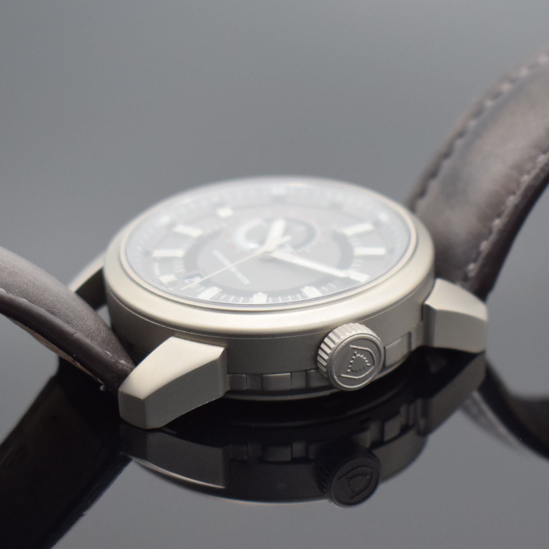 Detail d: SCHAUMBURG WATCH AOM-Bullfrog Herrenarmbanduhr in Titan, Deutschland um 2015, Automatik, Boden & Krone verschr., Lederband m. orig. Dornschl., graues ...