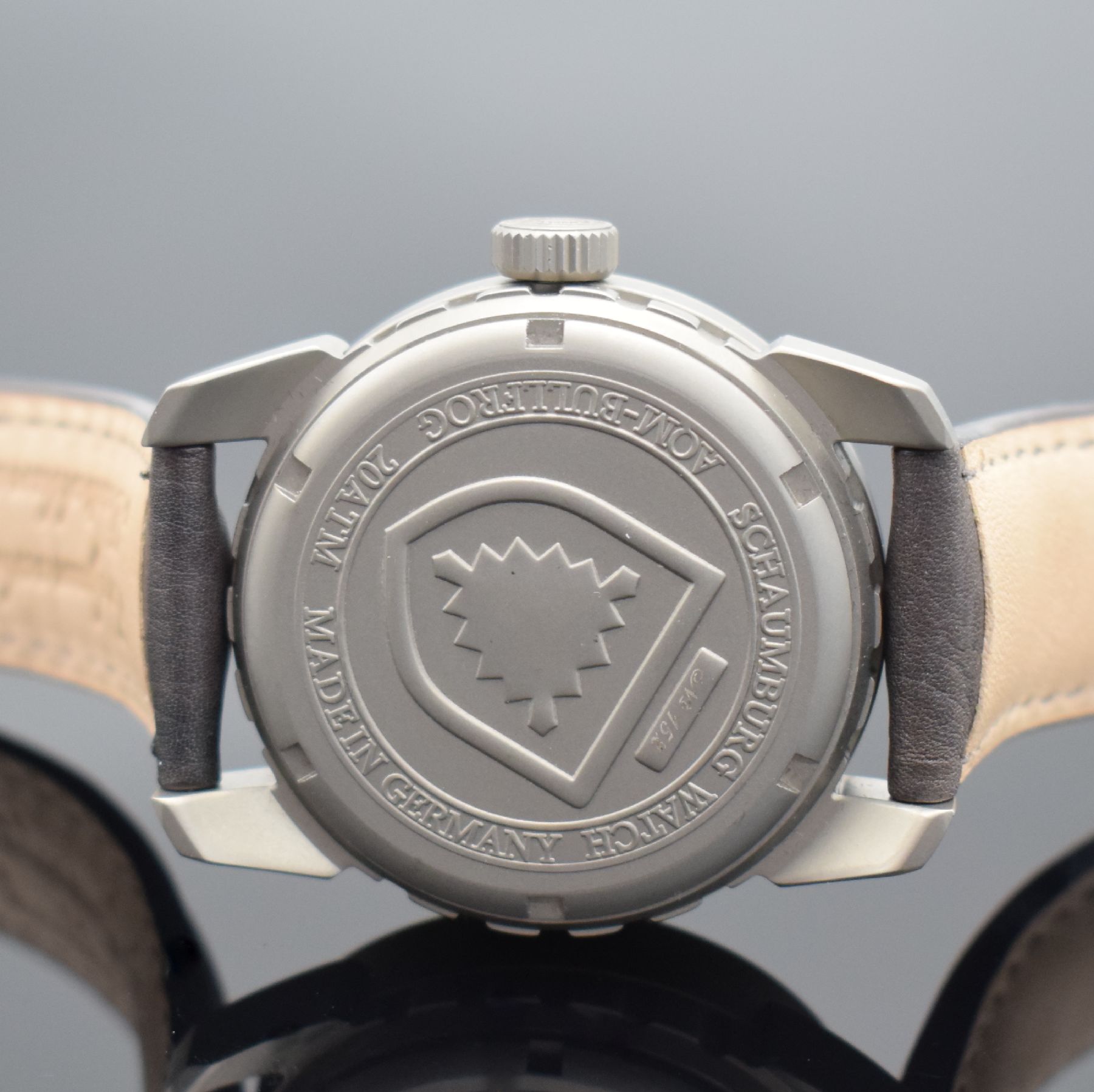 Detail e: SCHAUMBURG WATCH AOM-Bullfrog Herrenarmbanduhr in Titan, Deutschland um 2015, Automatik, Boden & Krone verschr., Lederband m. orig. Dornschl., graues ...