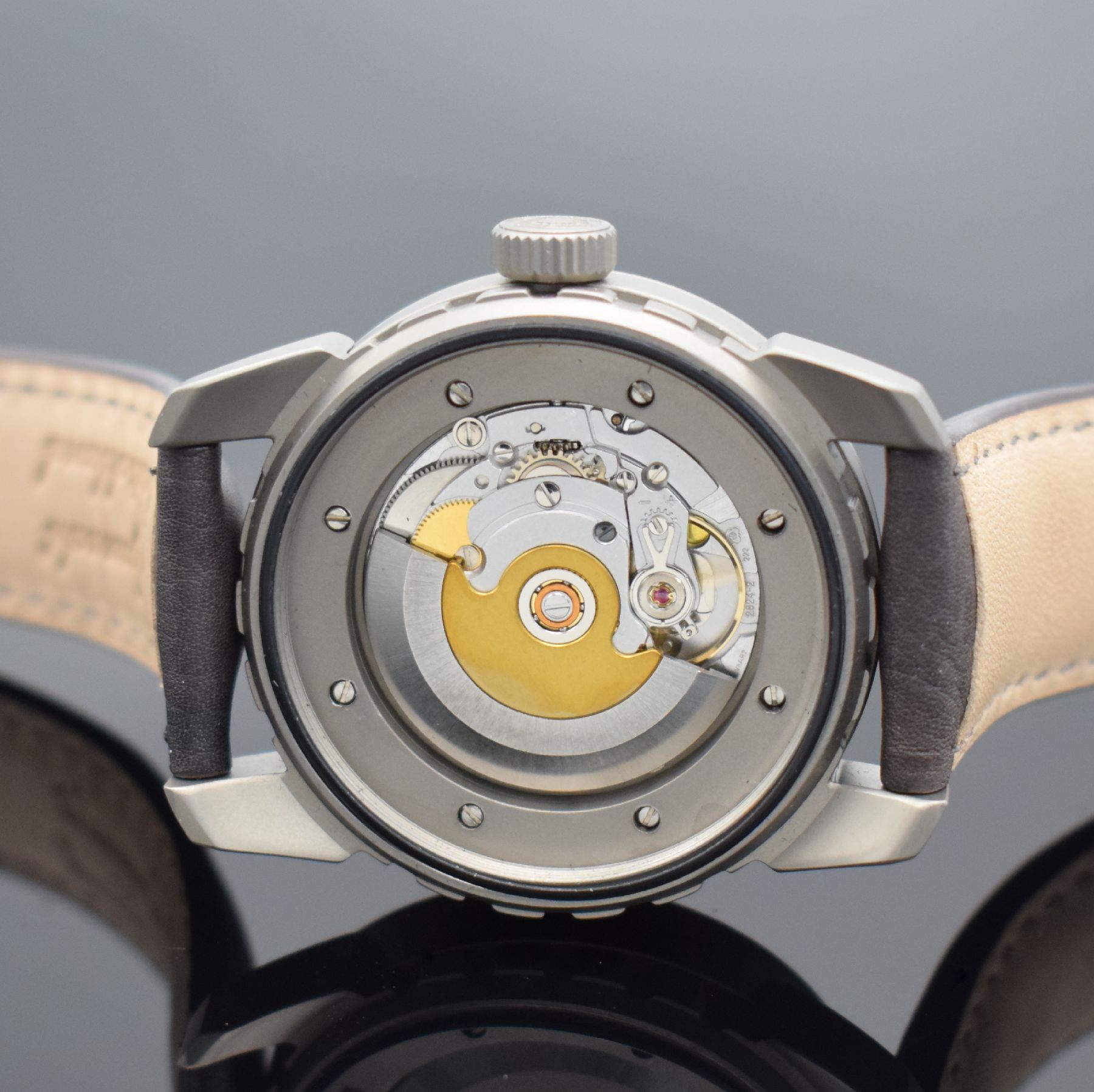 Detail f: SCHAUMBURG WATCH AOM-Bullfrog Herrenarmbanduhr in Titan, Deutschland um 2015, Automatik, Boden & Krone verschr., Lederband m. orig. Dornschl., graues ...