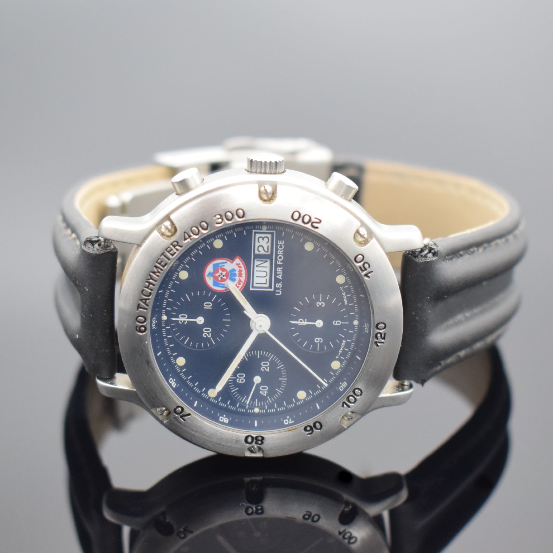 Detail b: DPW U.S. Air Force Key West Herrenarmbanduhr mit Chronograph in Stahl, Schweiz um 1995, Automatik, Boden & Lünette verschr., dunkelblaues Zifferbl. ...