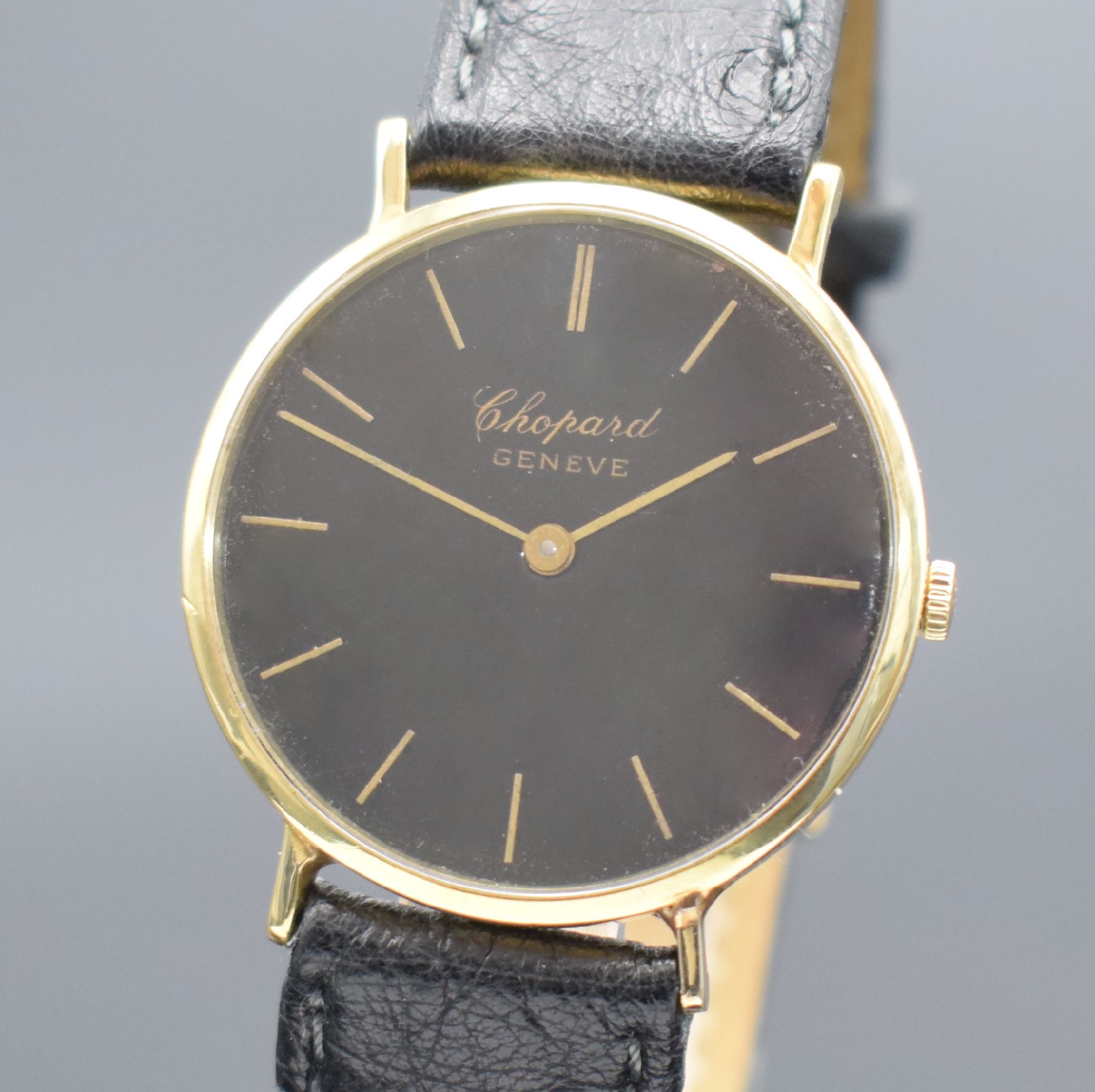Detail a: CHOPARD Armbanduhr in GG 750/000 Referenz 1013, Schweiz um 1990, Handaufzug, Boden aufgedr., schwarzes Zifferbl. rest., gold. Std.-Ind & gold. ...