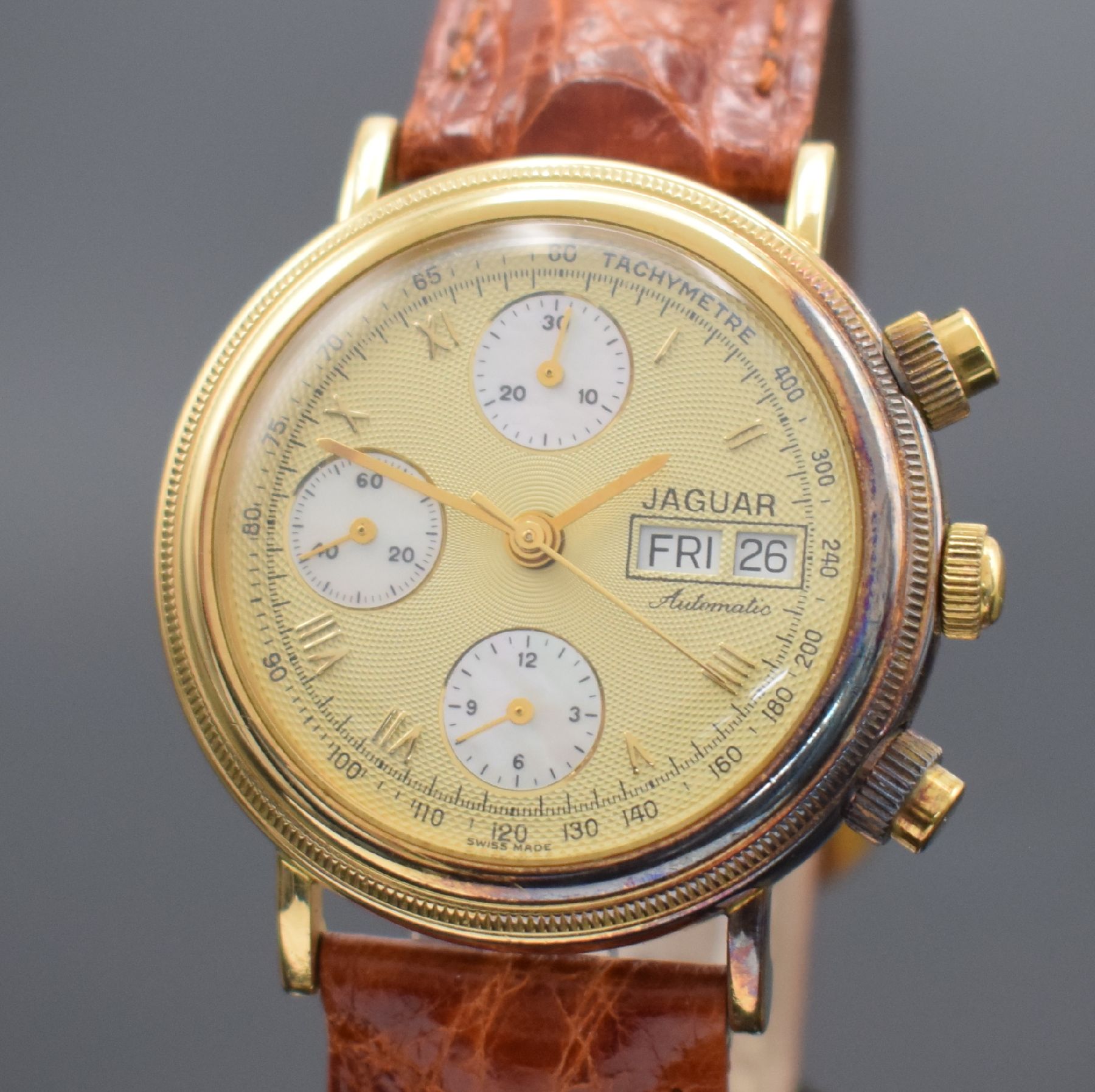 Detail a: JAGUAR Herrenchronograph in GG 750/000, Schweiz um 2000, Automatik, 2-teil. Gehäuse, Boden aufgedr., verg. Zifferbl. m. röm. Zahlen, Hilfszifferbl. ...
