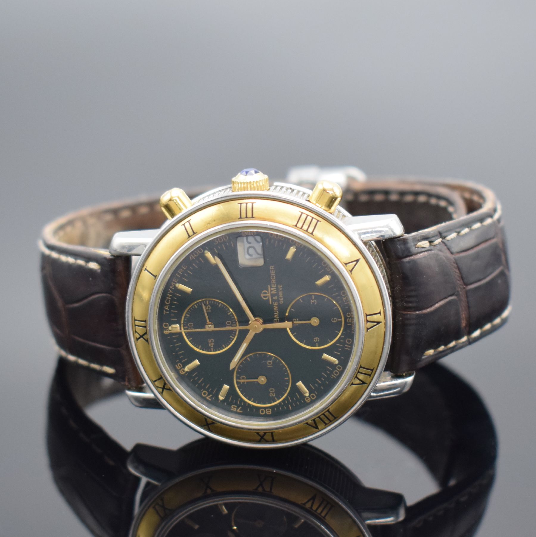 Detail b: BAUME & MERCIER Baumatic Herrenarmbanduhr mit Chronograph in Stahl/Gold, Schweiz um 1990, Automatik, Ref. 6104.018, Boden aufgedr., orig. Lederband ...