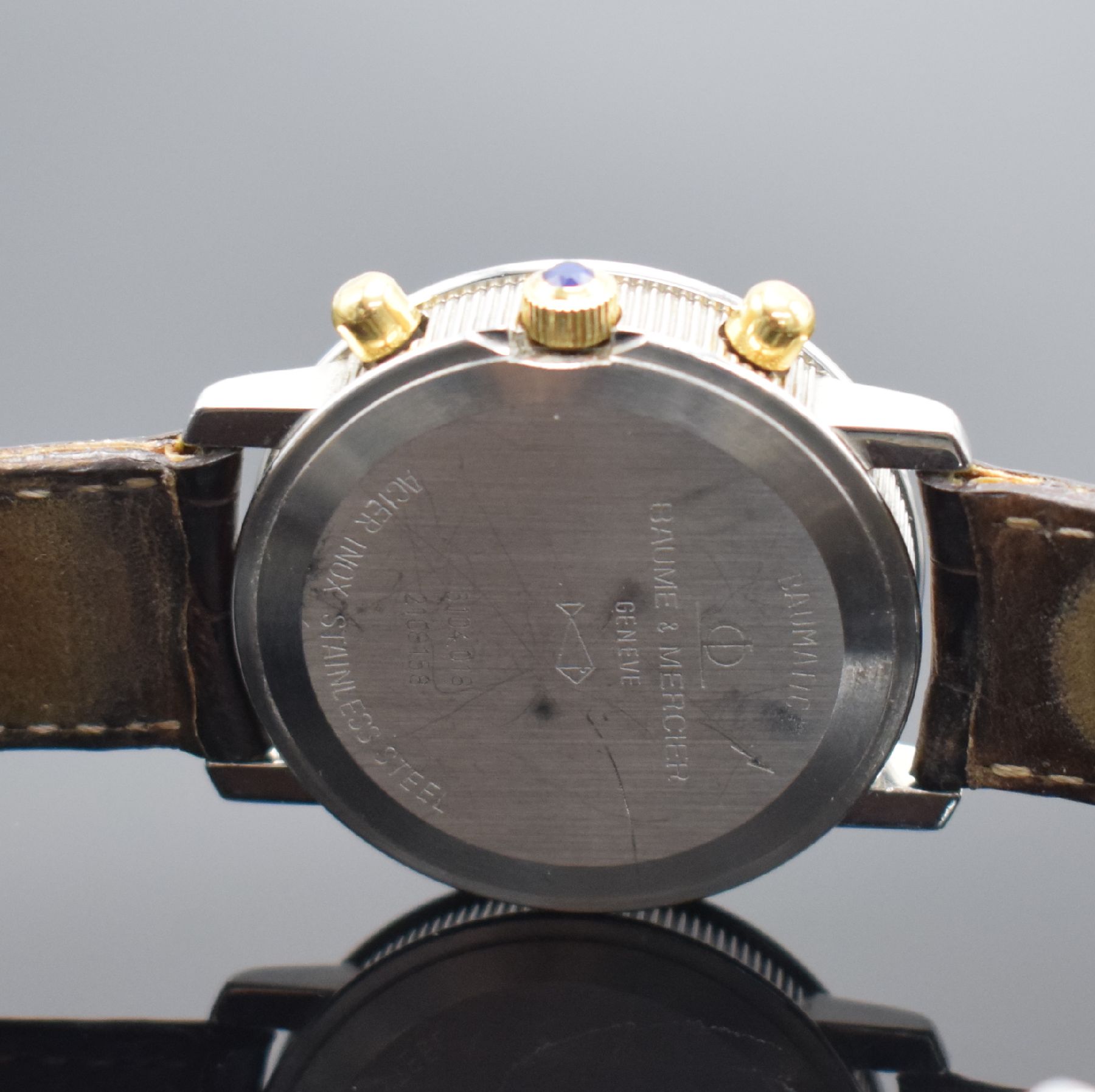 Detail d: BAUME & MERCIER Baumatic Herrenarmbanduhr mit Chronograph in Stahl/Gold, Schweiz um 1990, Automatik, Ref. 6104.018, Boden aufgedr., orig. Lederband ...