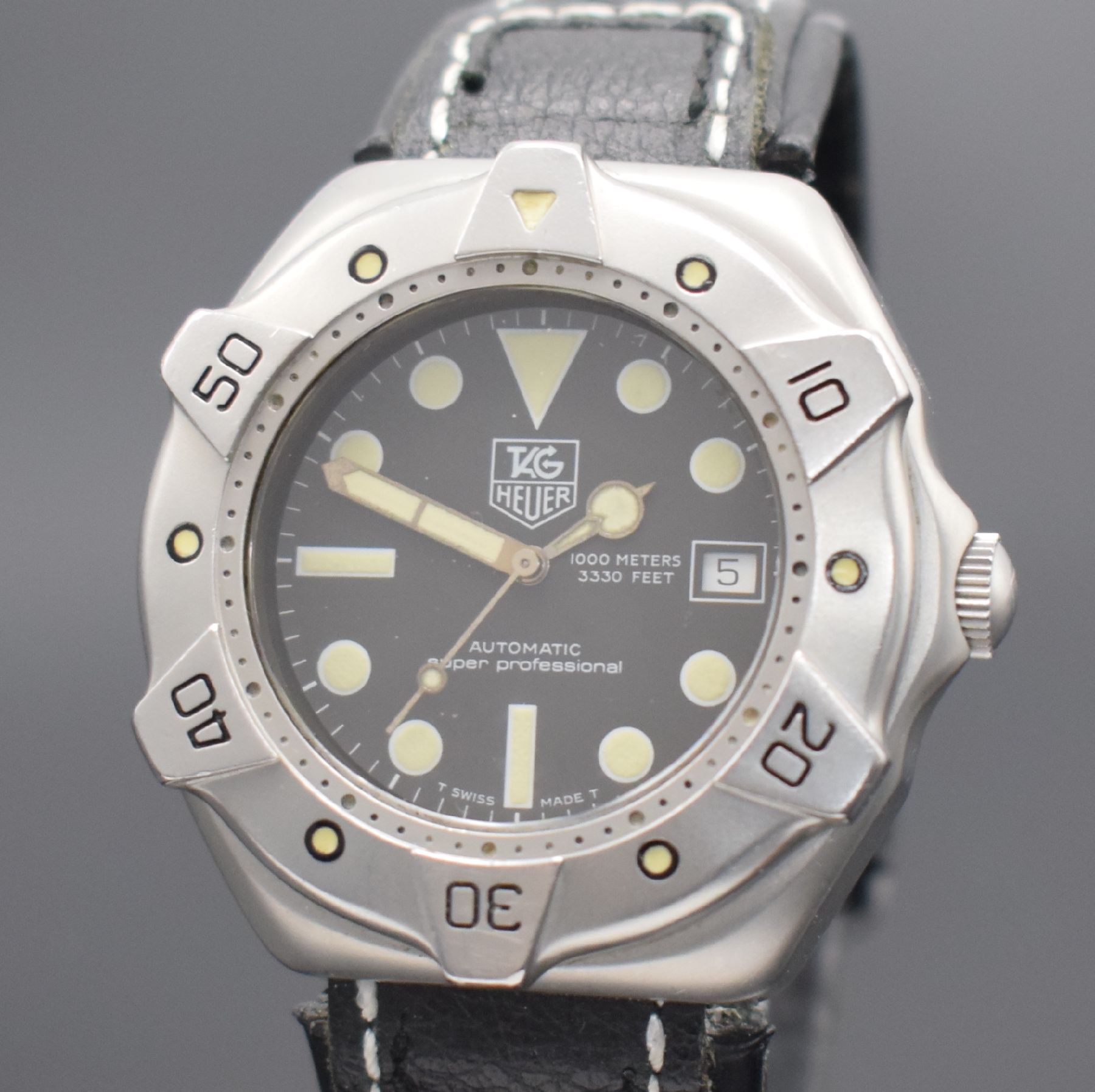 Detail a: TAG HEUER Super Professional Taucher- Herrenarmbanduhr, Schweiz um 1990, Automatik, Ref. 840.006-2, matt. Edelstahlgeh., Monocoque-Geh., Krone ...