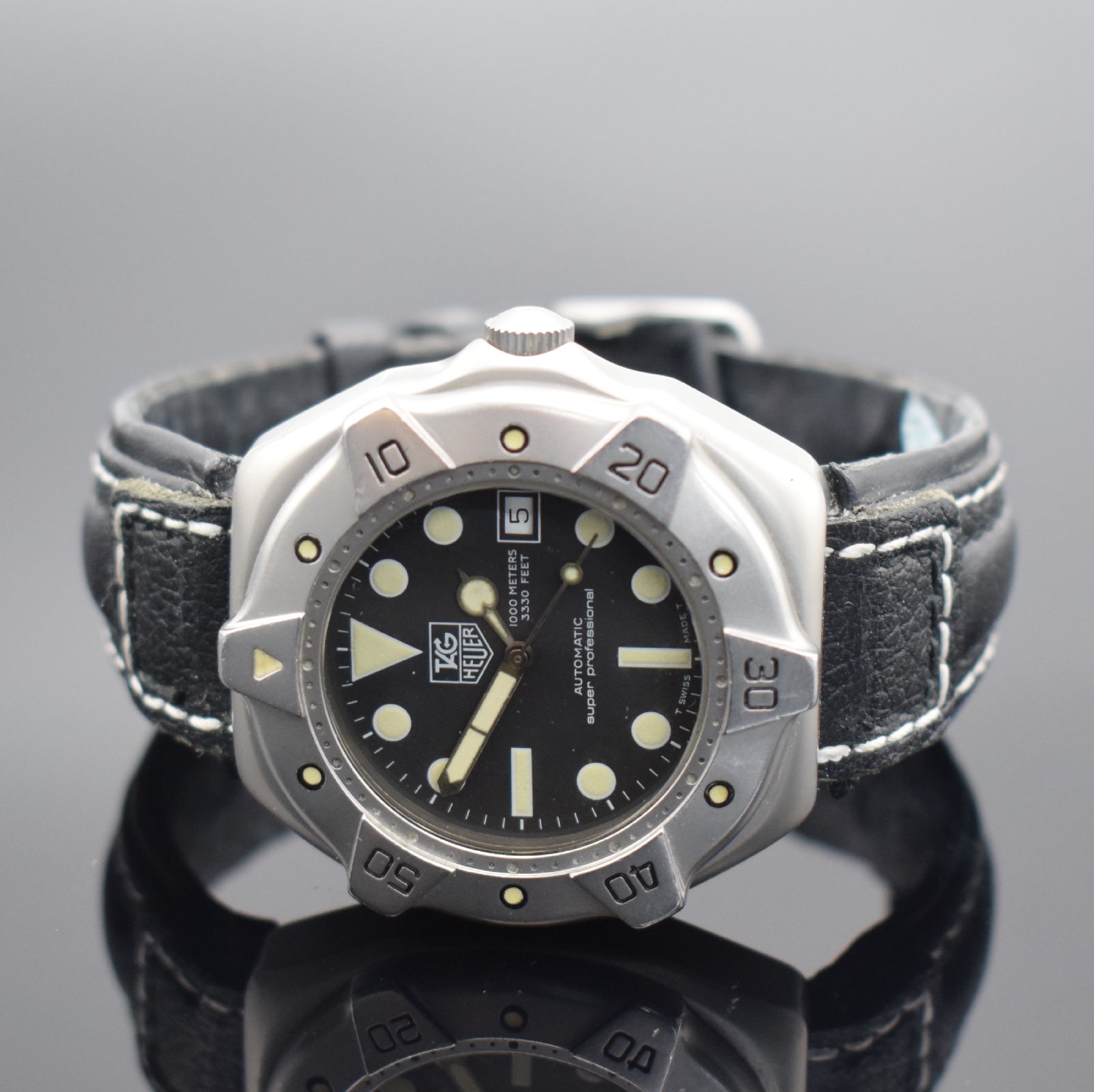 Detail b: TAG HEUER Super Professional Taucher- Herrenarmbanduhr, Schweiz um 1990, Automatik, Ref. 840.006-2, matt. Edelstahlgeh., Monocoque-Geh., Krone ...