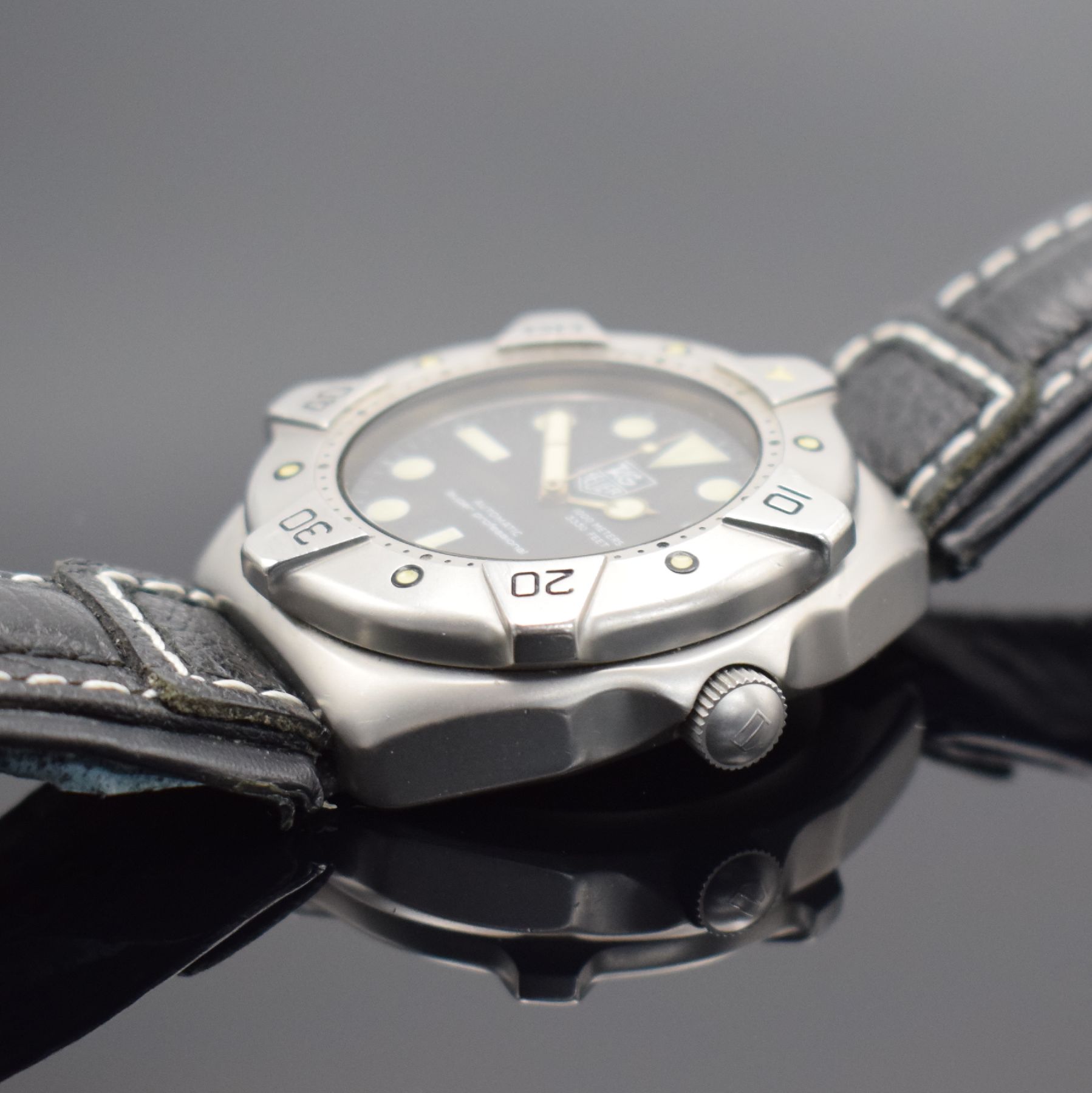 Detail d: TAG HEUER Super Professional Taucher- Herrenarmbanduhr, Schweiz um 1990, Automatik, Ref. 840.006-2, matt. Edelstahlgeh., Monocoque-Geh., Krone ...