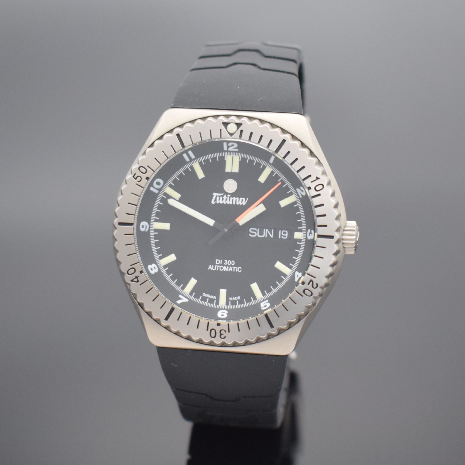 TUTIMA DI 300 Herrenarmbanduhr in Titan, Deutschland um 2008, Automatik, Ref. 629-05, verschr. Geh., orig. Kautschukband m. Faltschl., eins. drehb. ...