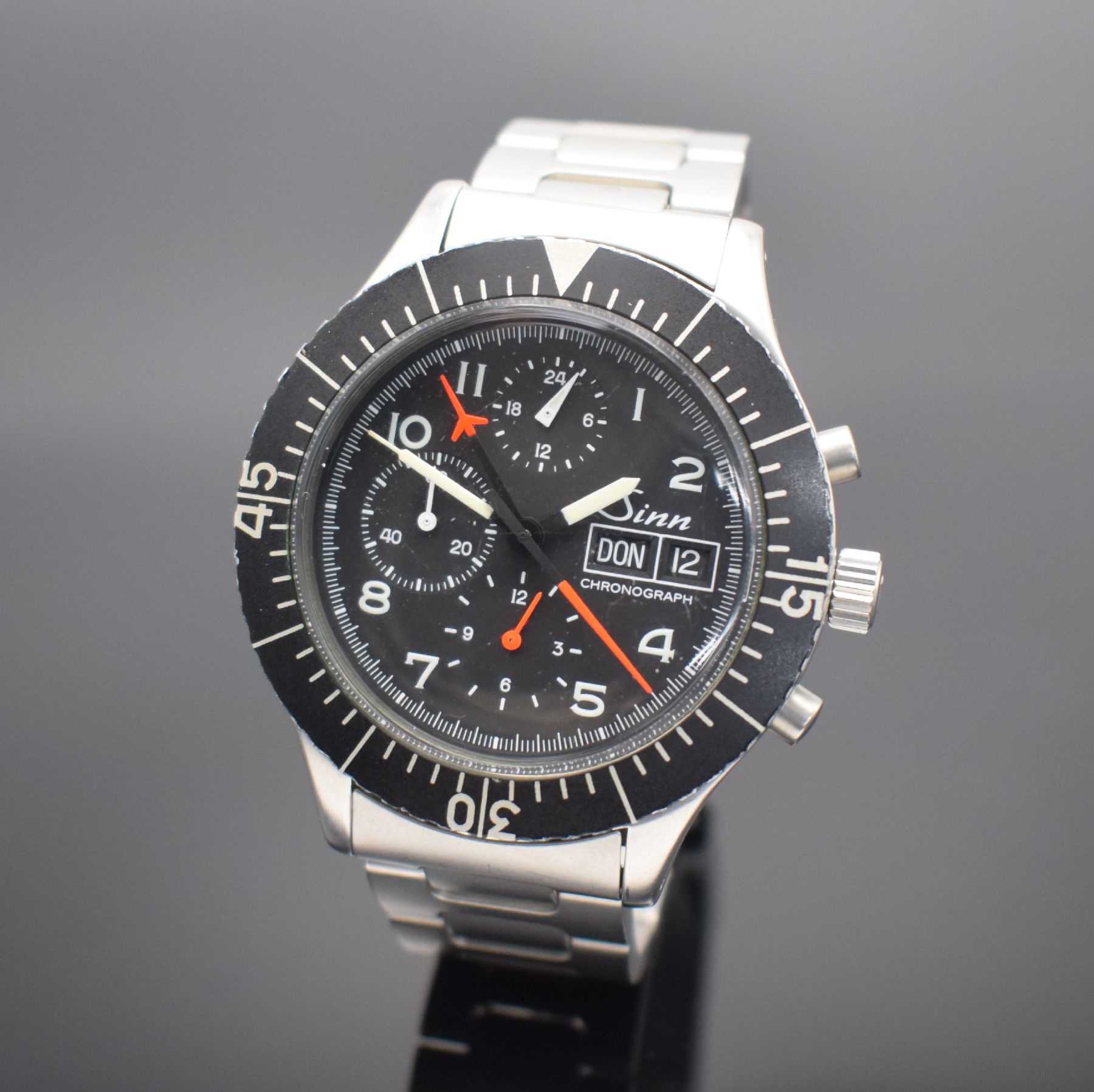 SINN 156 Herrenarmbanduhr mit Chronograph, Schweiz um 1990, Automatik, matt. Edelstahl- Stülpgeh., Boden 4-fach verschr. (2x Schr. def. / nicht zu ...