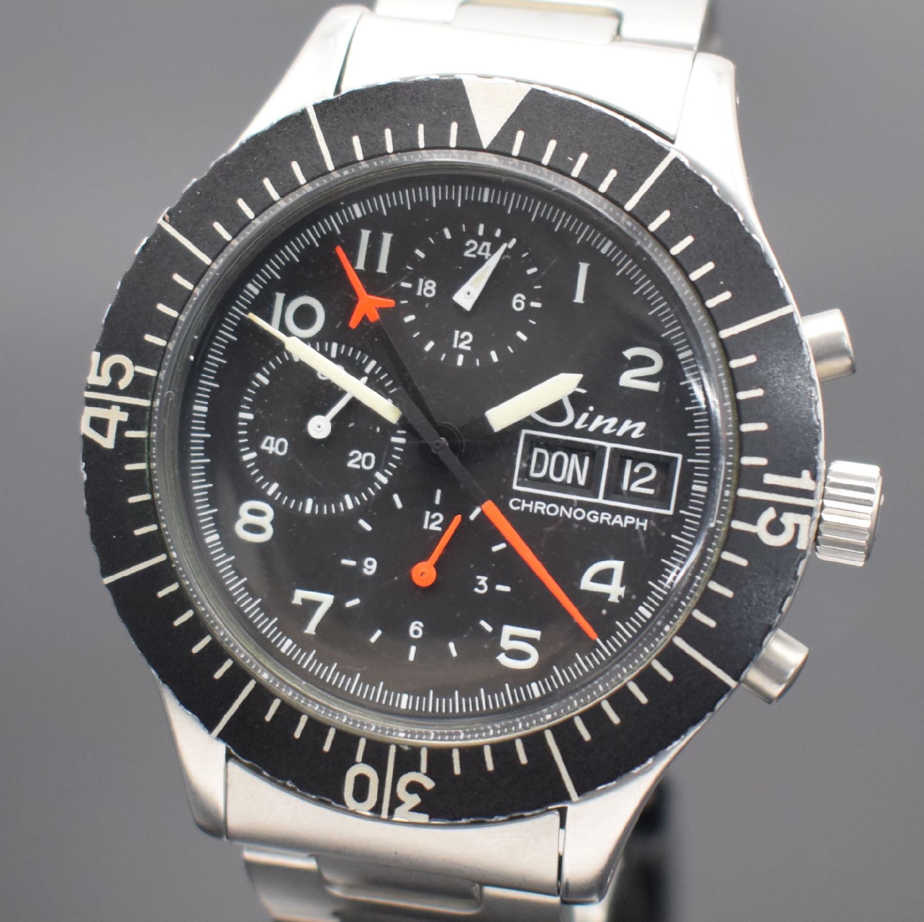 Detail a: SINN 156 Herrenarmbanduhr mit Chronograph, Schweiz um 1990, Automatik, matt. Edelstahl- Stülpgeh., Boden 4-fach verschr. (2x Schr. def. / nicht zu ...