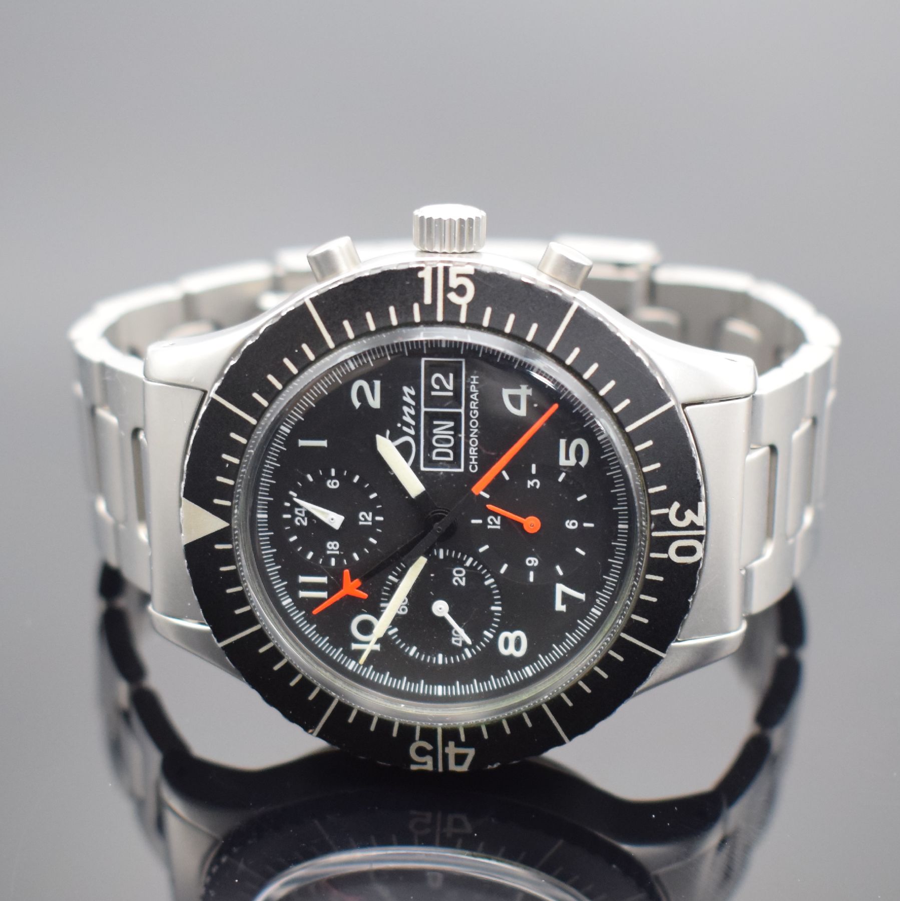 Detail b: SINN 156 Herrenarmbanduhr mit Chronograph, Schweiz um 1990, Automatik, matt. Edelstahl- Stülpgeh., Boden 4-fach verschr. (2x Schr. def. / nicht zu ...