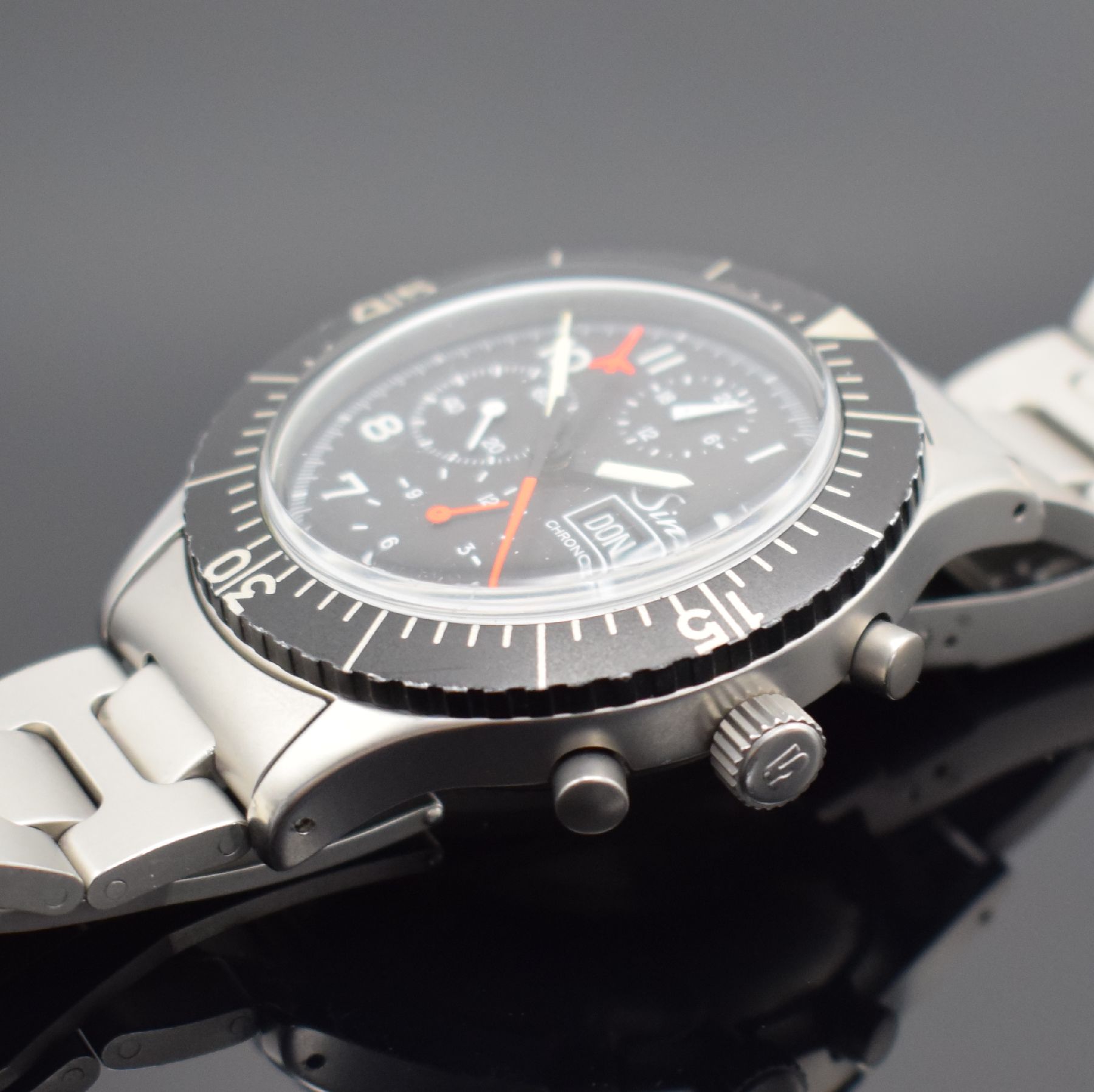 Detail d: SINN 156 Herrenarmbanduhr mit Chronograph, Schweiz um 1990, Automatik, matt. Edelstahl- Stülpgeh., Boden 4-fach verschr. (2x Schr. def. / nicht zu ...