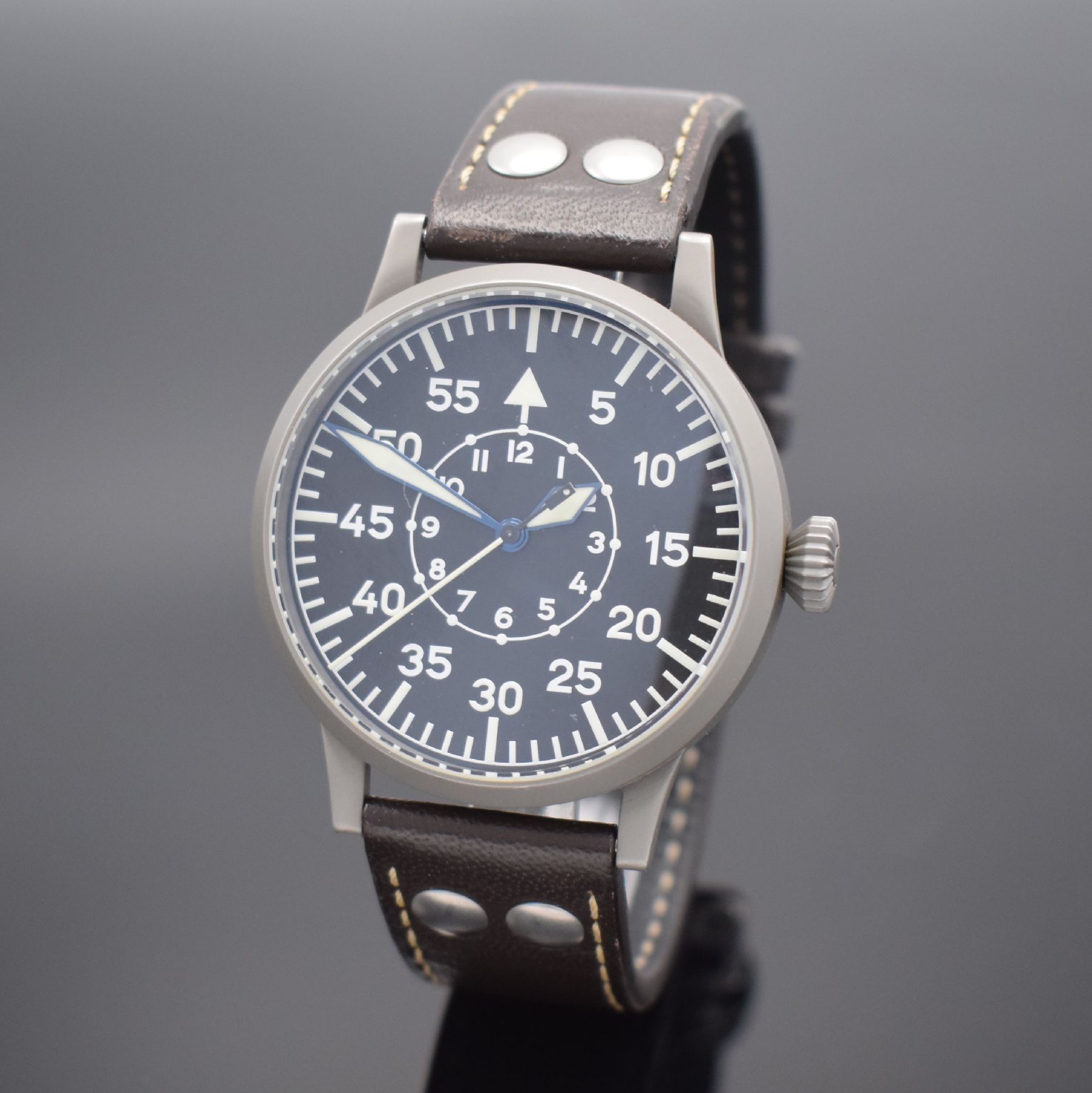 LACO Flieger-Beobachtung-Armbanduhr in Stahl, Deutschland/Schweiz lt. orig. Papier verk. 01/2020, Automatik, grau mattiertes Geh. Ref. 861753, Boden ...