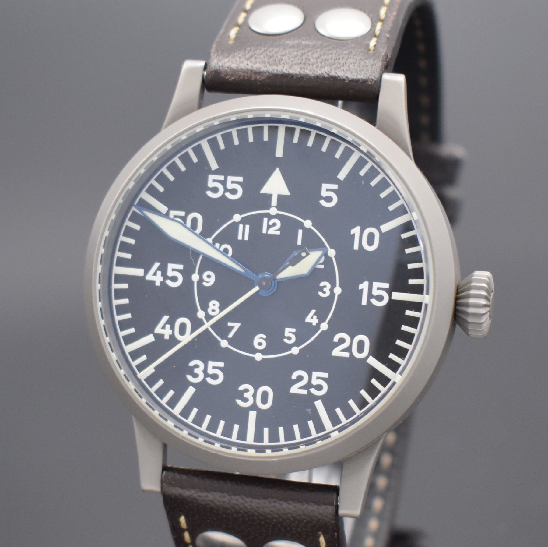 Detail a: LACO Flieger-Beobachtung-Armbanduhr in Stahl, Deutschland/Schweiz lt. orig. Papier verk. 01/2020, Automatik, grau mattiertes Geh. Ref. 861753, Boden ...