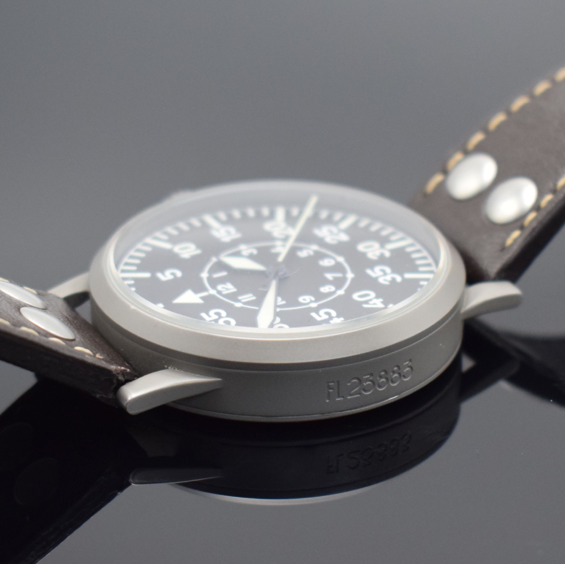 Detail c: LACO Flieger-Beobachtung-Armbanduhr in Stahl, Deutschland/Schweiz lt. orig. Papier verk. 01/2020, Automatik, grau mattiertes Geh. Ref. 861753, Boden ...