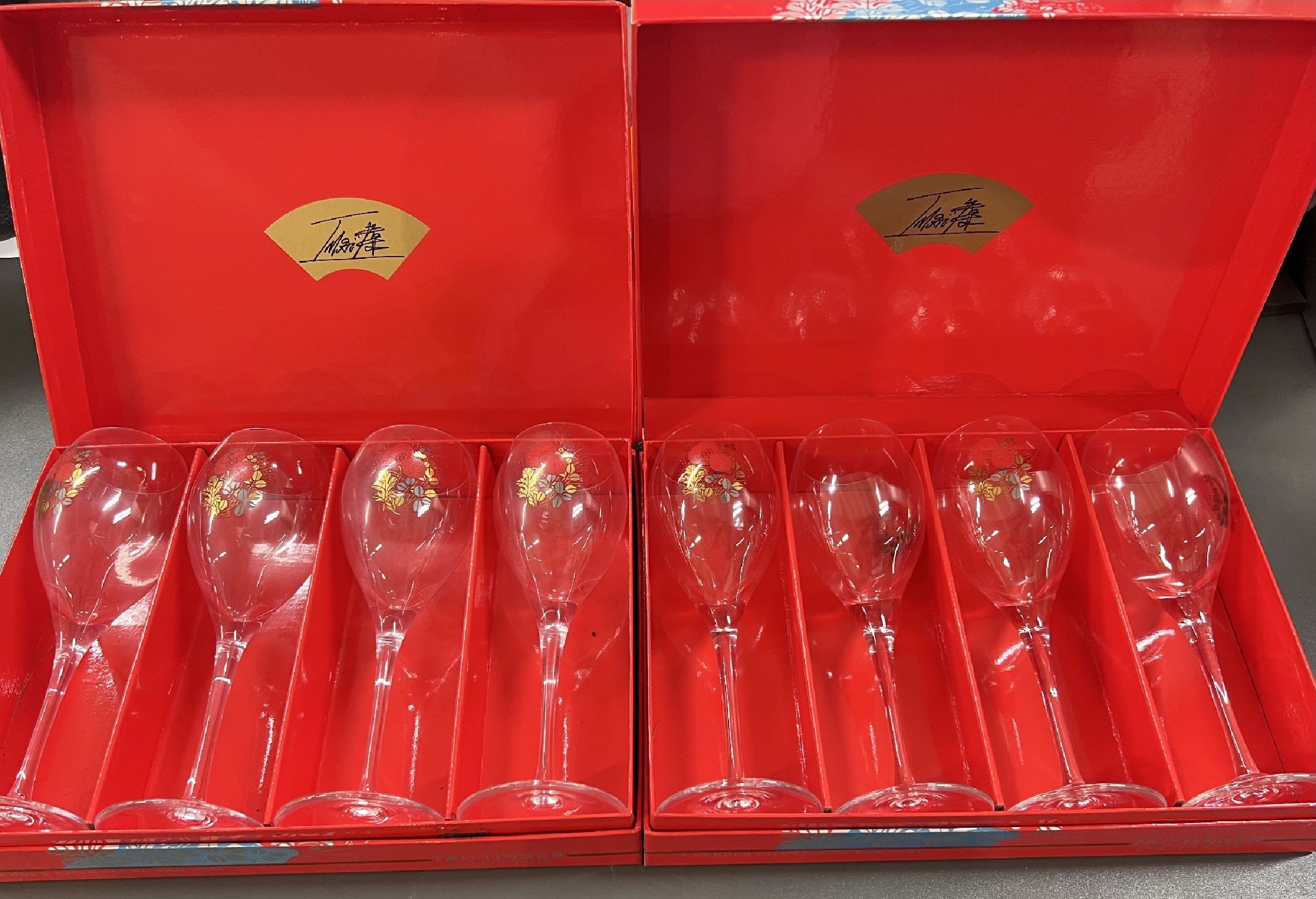 Detail a: Taittinger Champagner mit 8 Gläsern 1988, Collection 1, Künstler Imai, in orig. Box, 8 Chamapgnergläser mit Imai Dekor, in Boxen