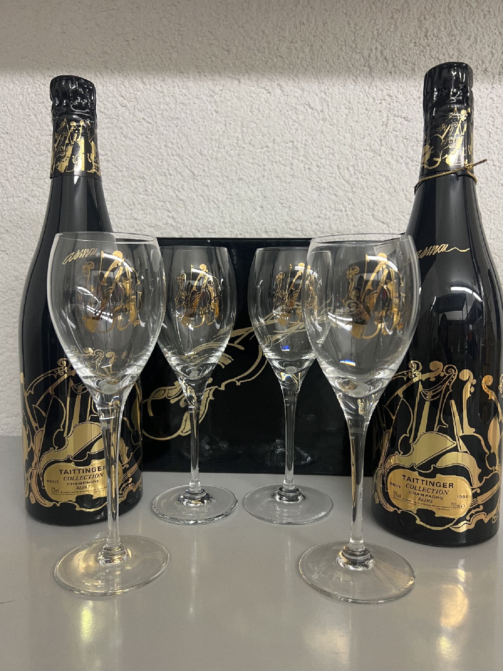 2 Flaschen Champagner Taittinger Collection, Arman, 1981, in orig. Boxen, dazu vier Champagnergläser mit passendem Dekor, in orig. Boxen