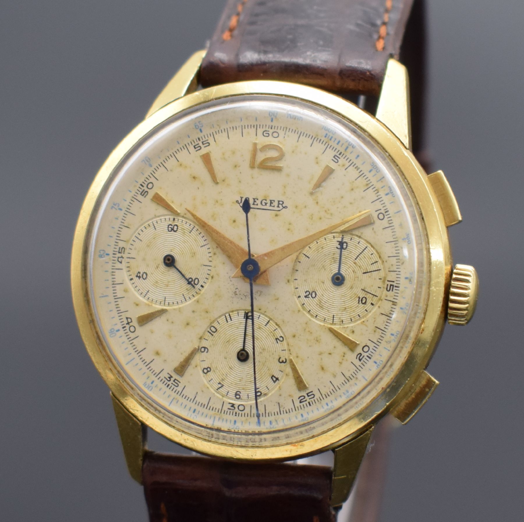 Detail a: JAEGER Herrenarmbanduhr mit Schaltradchronograph in GG 750/000, Schweiz 1960er Jahre, Handaufzug, Boden m. Widmung & Glasrand aufgedr., silb. ...