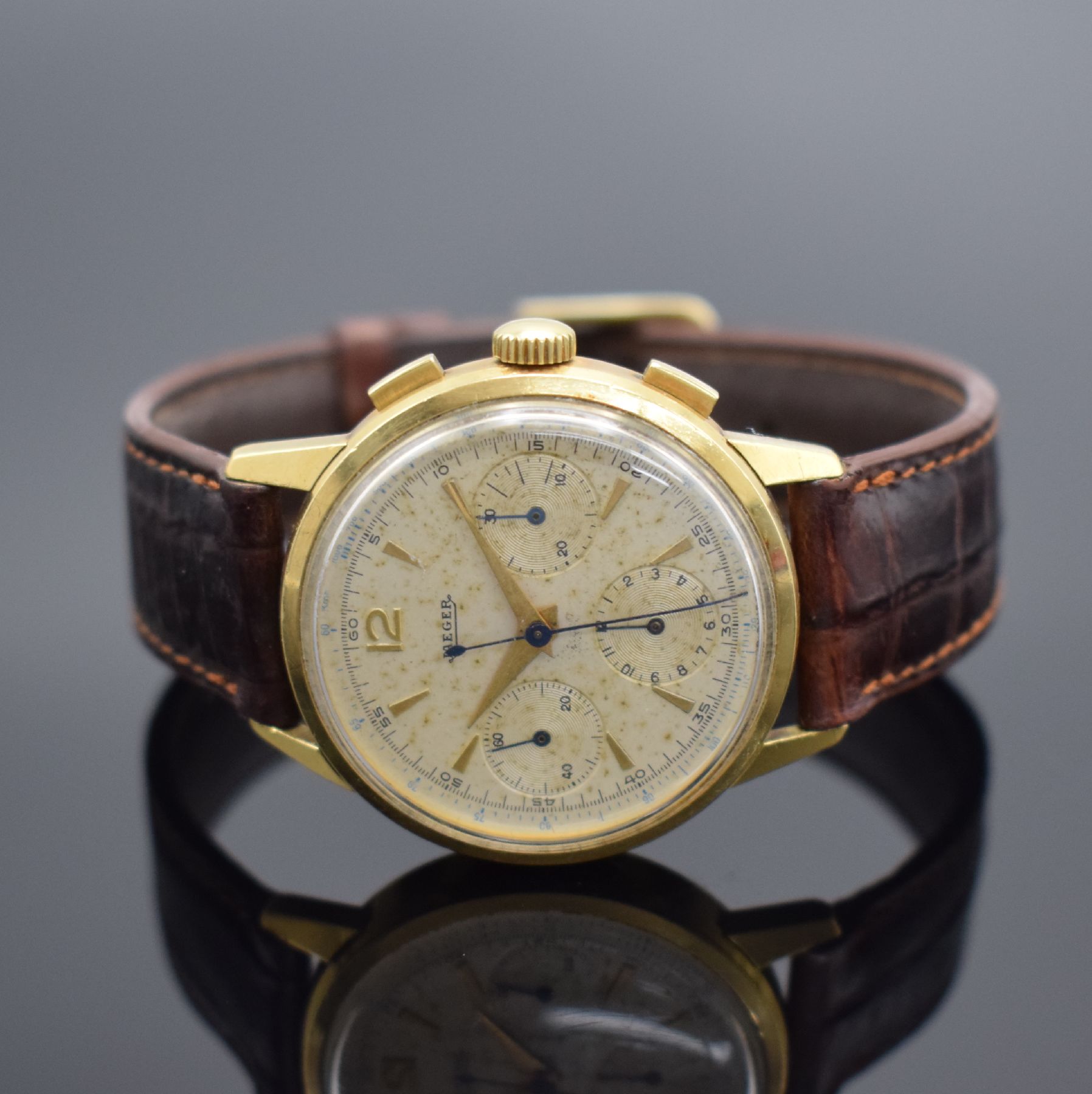 Detail b: JAEGER Herrenarmbanduhr mit Schaltradchronograph in GG 750/000, Schweiz 1960er Jahre, Handaufzug, Boden m. Widmung & Glasrand aufgedr., silb. ...