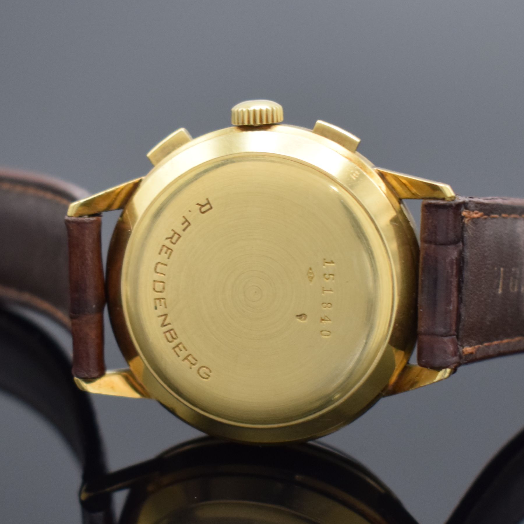 Detail c: JAEGER Herrenarmbanduhr mit Schaltradchronograph in GG 750/000, Schweiz 1960er Jahre, Handaufzug, Boden m. Widmung & Glasrand aufgedr., silb. ...