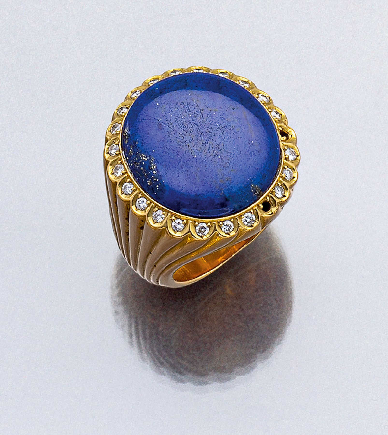 18 kt Gold Lapislazuli Brillant Ring, GG 750/000, gepr., Lapislazuliplatte ca. 24.9 x 23.3 mm umgeben von 22 Brillanten (2 Steine fehlen) zus. ca. ...