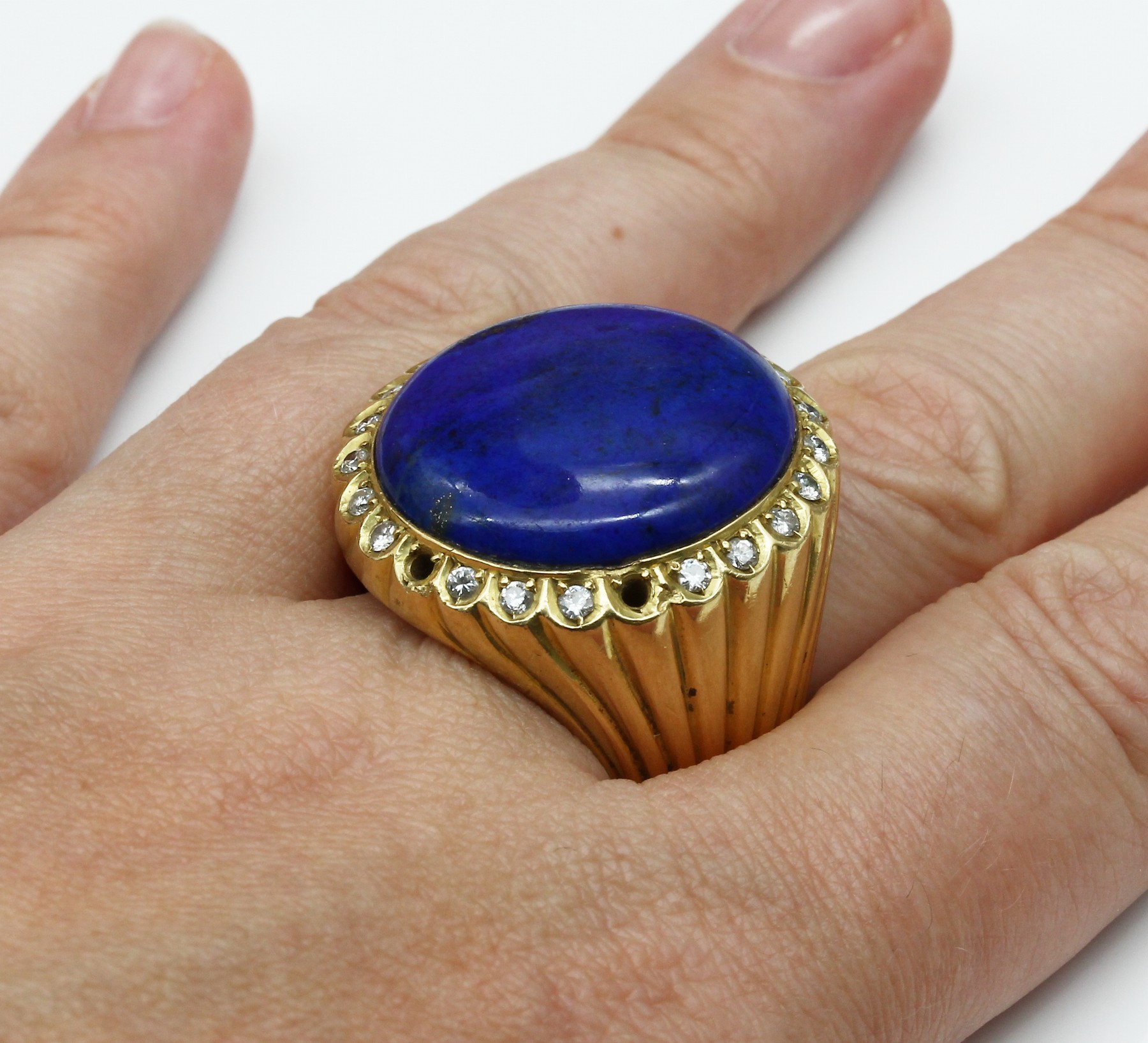 Detail d: 18 kt Gold Lapislazuli Brillant Ring, GG 750/000, gepr., Lapislazuliplatte ca. 24.9 x 23.3 mm umgeben von 22 Brillanten (2 Steine fehlen) zus. ca. ...