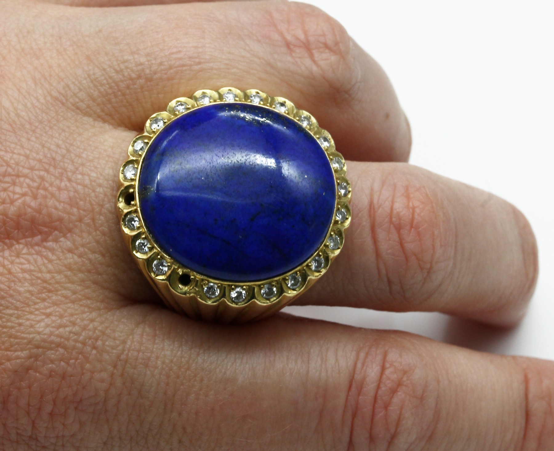 Detail e: 18 kt Gold Lapislazuli Brillant Ring, GG 750/000, gepr., Lapislazuliplatte ca. 24.9 x 23.3 mm umgeben von 22 Brillanten (2 Steine fehlen) zus. ca. ...